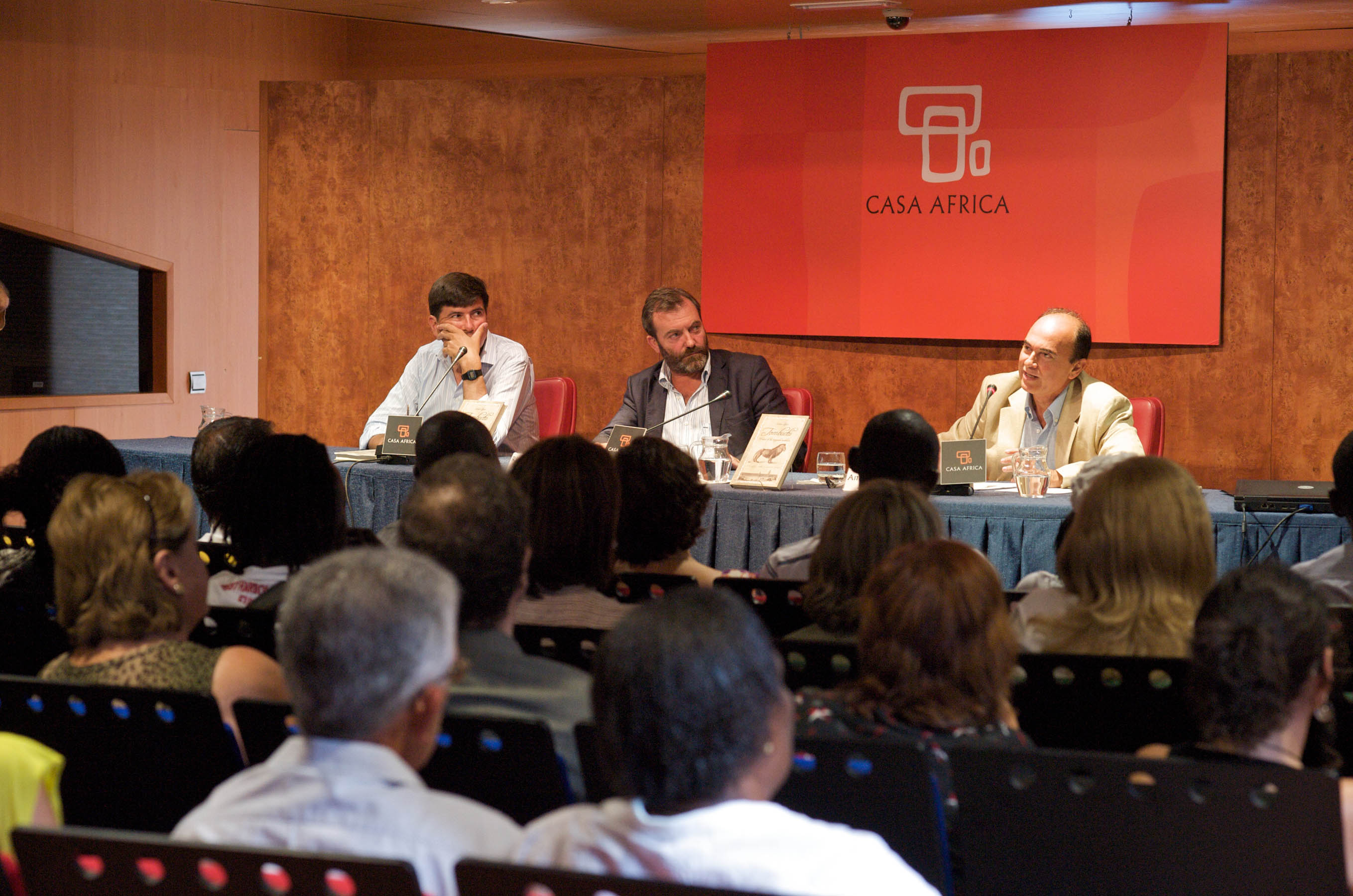 10. Manuel Pimentel, editor de la obra y escritor y periodista, Ricardo Martínez Vázquez, Director General de Casa África y Antonio Llaguno Rojas, autor de la obra