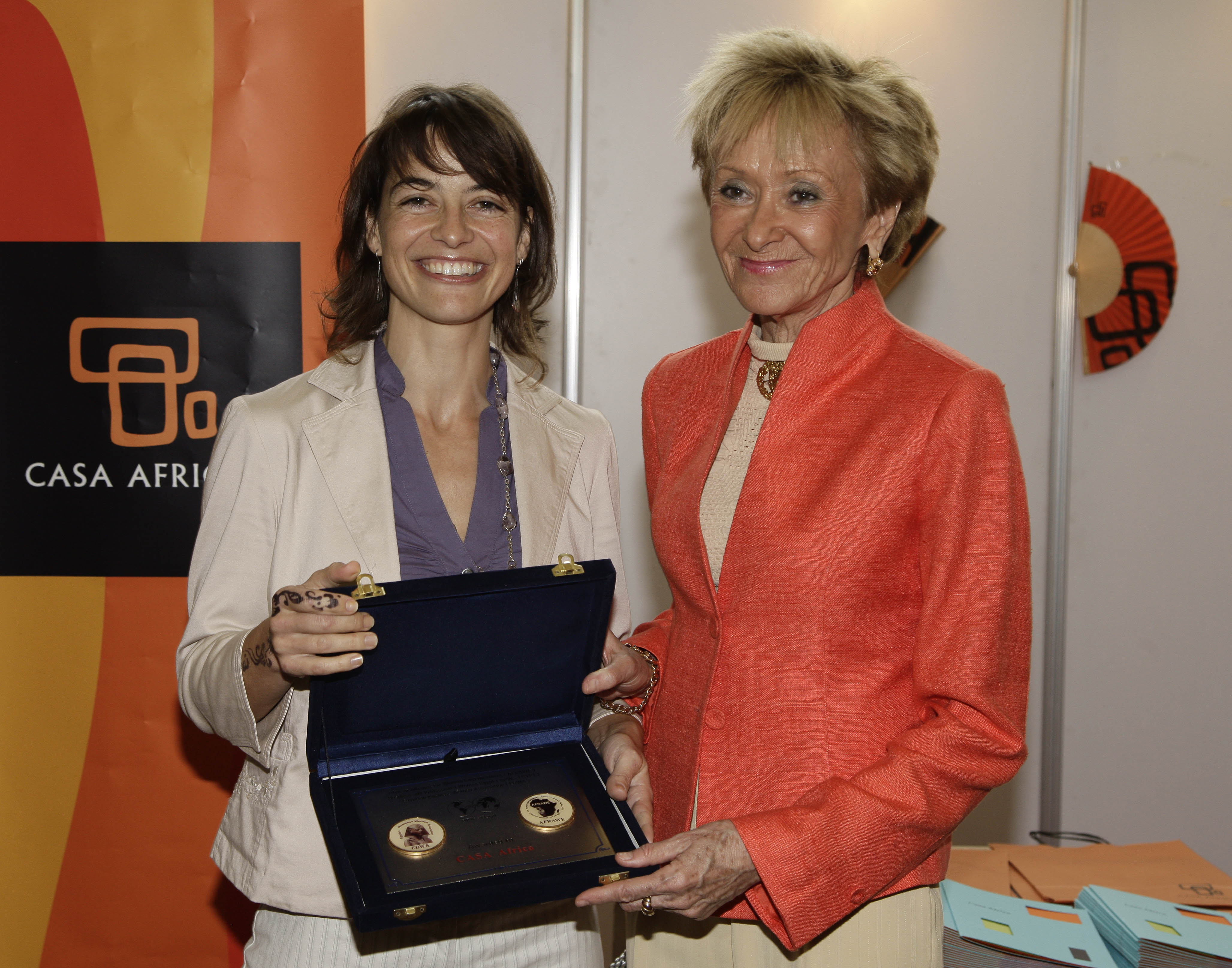 2. Ico Sánchez-Pinto Jefa del Área de  Desarrollo Técnico del Área de Desarrollo Económico y Social de Casa África y María Teresa Fernández de la Vega, Vicepresidenta Primera, Ministra de la Presidencia y portavoz del Gobierno