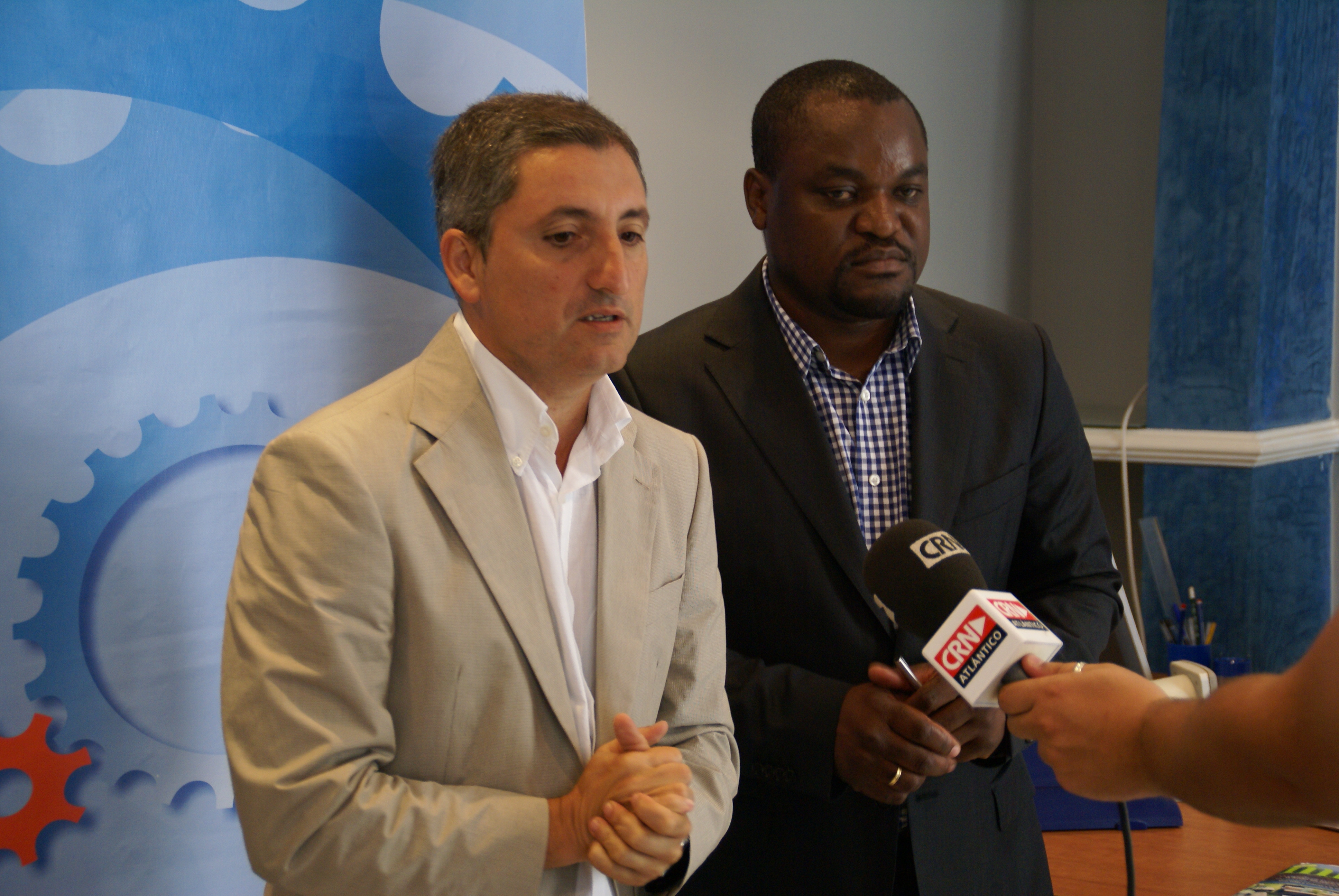 1. Jorge Pérez Artiles, Jefe de Área de Relaciones Económicas y Asuntos Sociales de Casa África y Marius Nsadap Assou, Presidente de la Fundación Europea para la Cooperación Norte-Sur