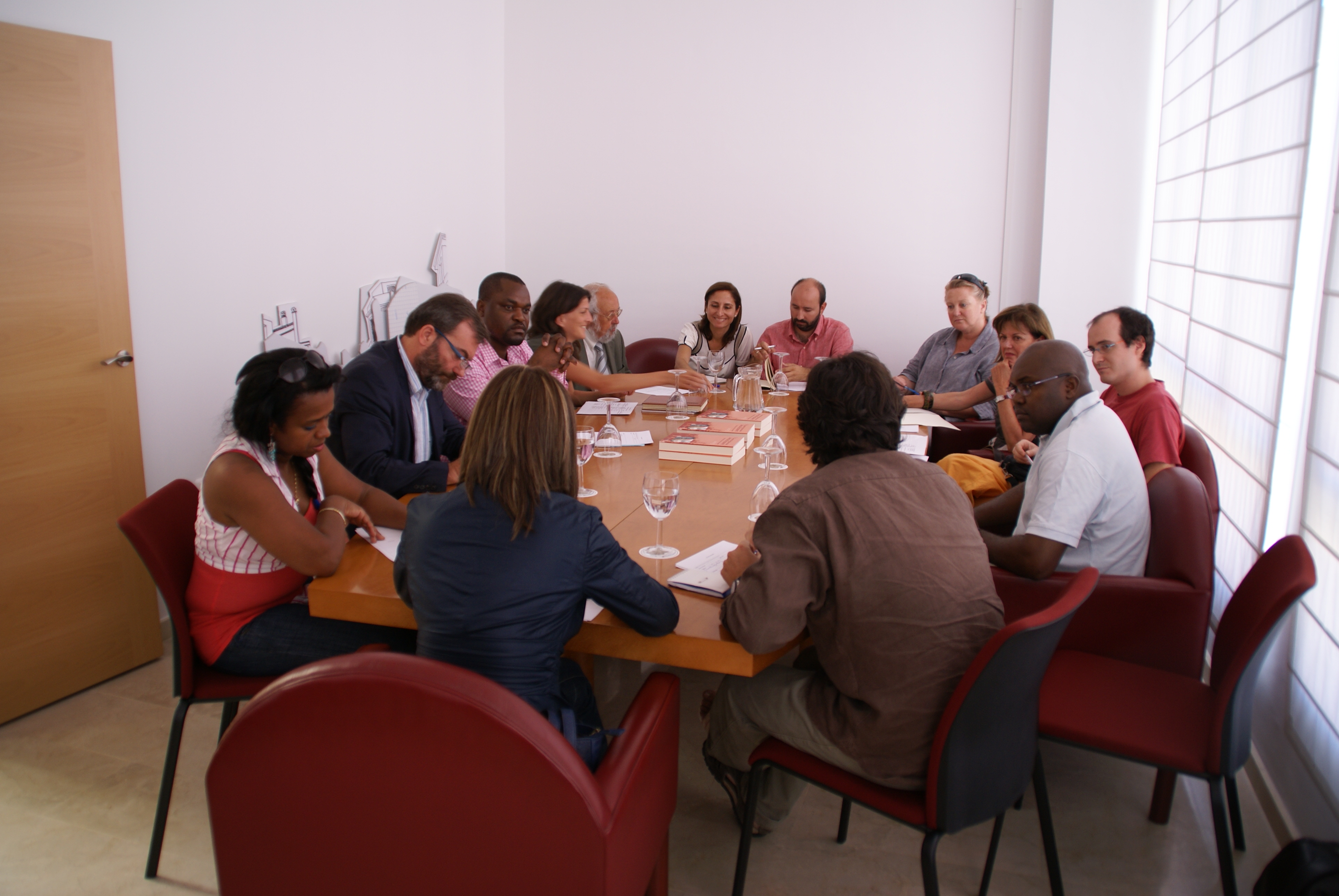 18. Ricardo Martínez Vázquez, Director General de Casa África y Marius Nsadap Assou, Presidente de la Fundación Europea para la Cooperación Norte-Sur junto a los participante del I Encuentro de Asociaciones de Africanos en Andalucía