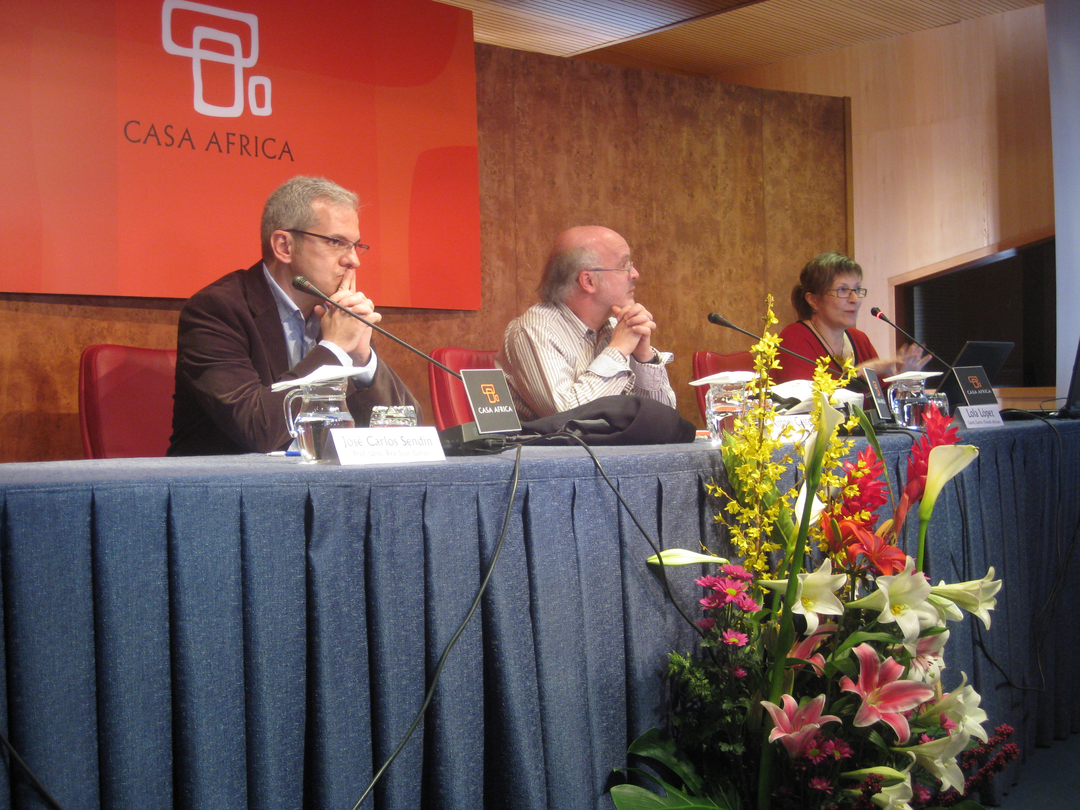 4. José Carlos Sendín, profesor de la Universidad Rey Juan Carlos e investigador del Grupo de Estudios Africanos, Antoni Castel, profesor de la Universidad Autónoma de Barcelona y Lola López, antropóloga y coordinadora del Centre d’Estudis Africans