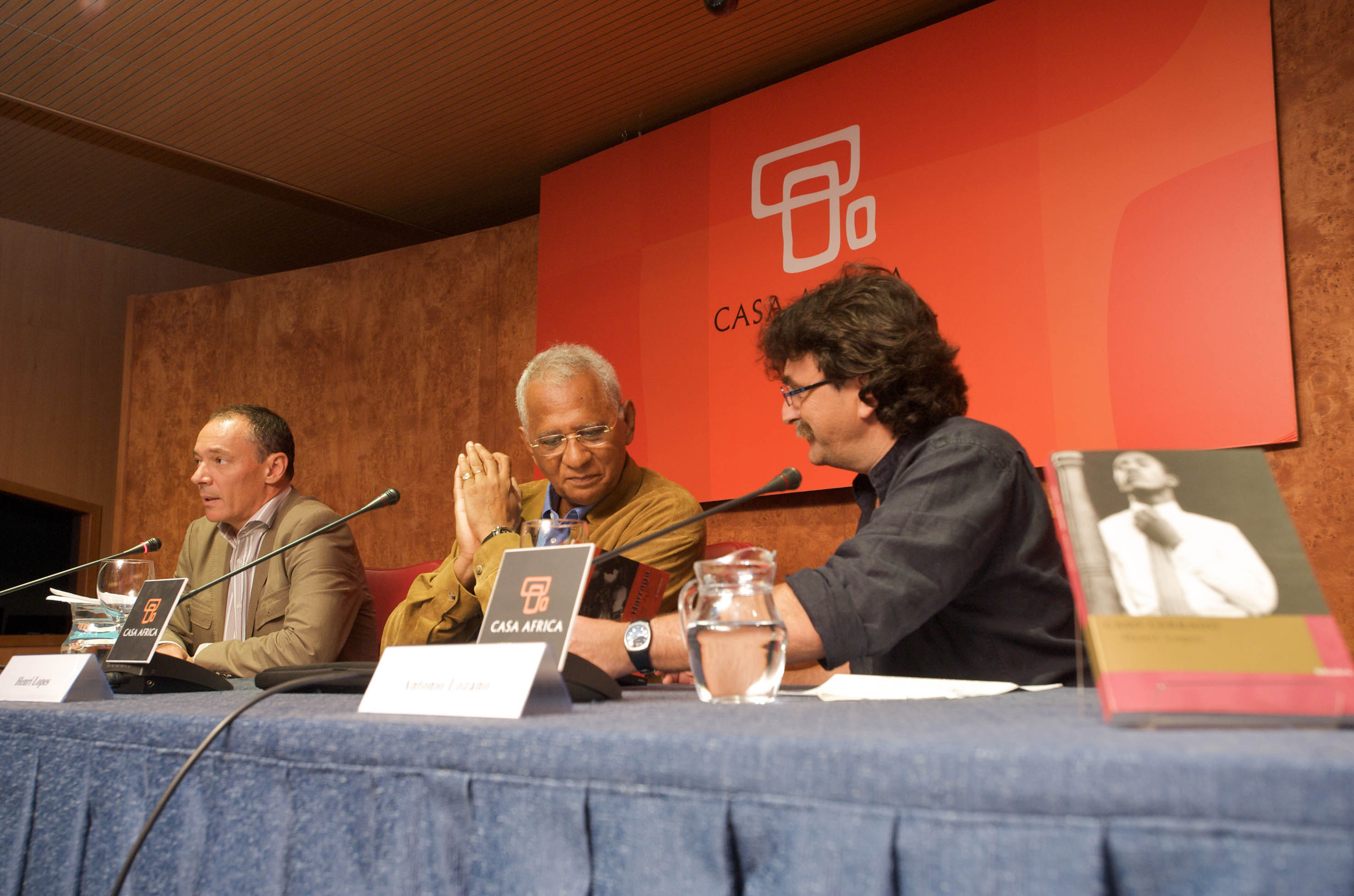 1. De izq. a der.: Luis Padilla -Secretario General de Casa África-, Henri Lopes -escritor y diplomático- y Antonio Lozano -escritor y coordinador del programa Letras Africanas