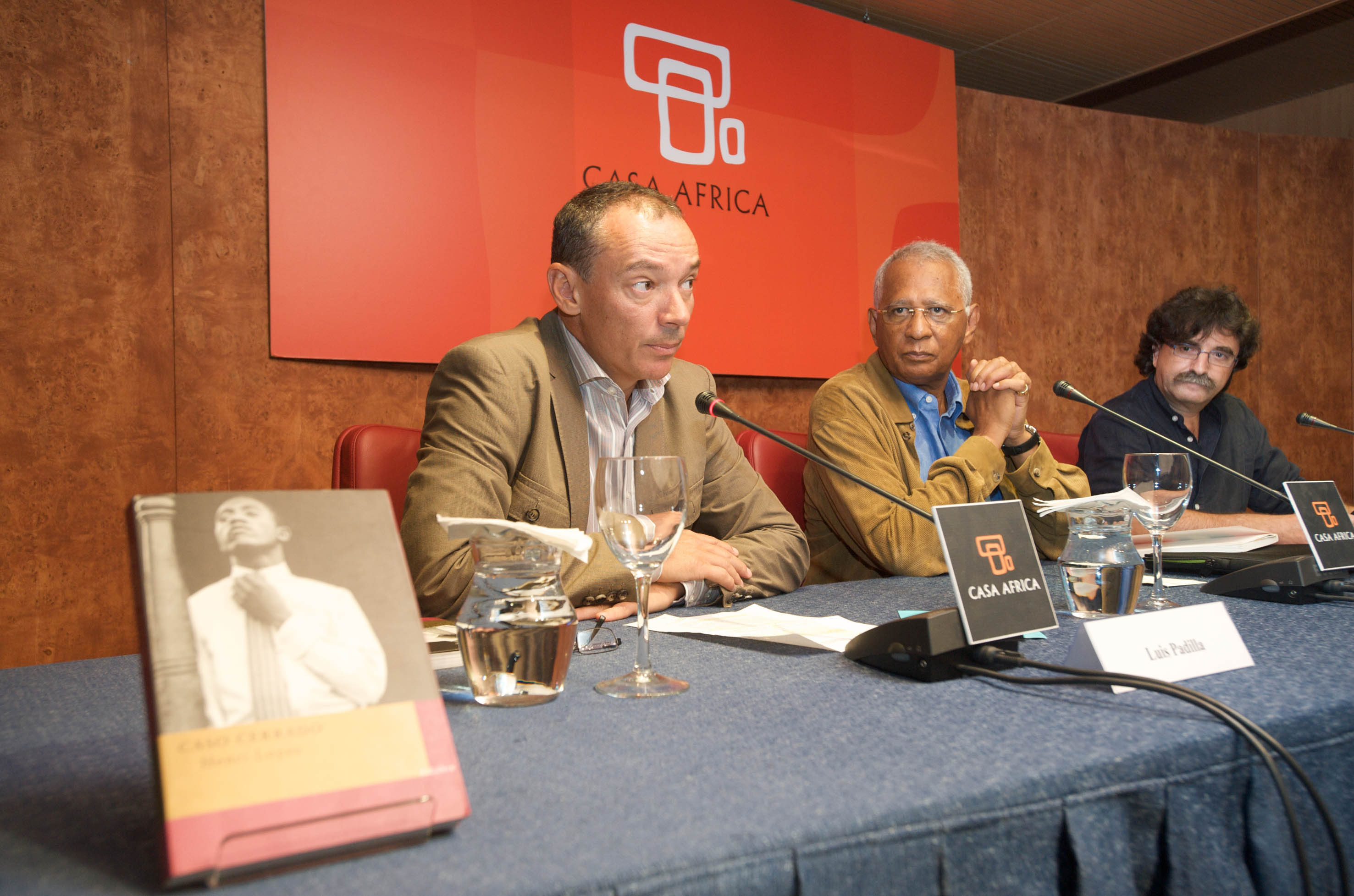 2. Luis Padilla -Secretario General de Casa África-, Henri Lopes -escritor y diplomático- y Antonio Lozano -escritor y coordinador del programa Letras Africanas