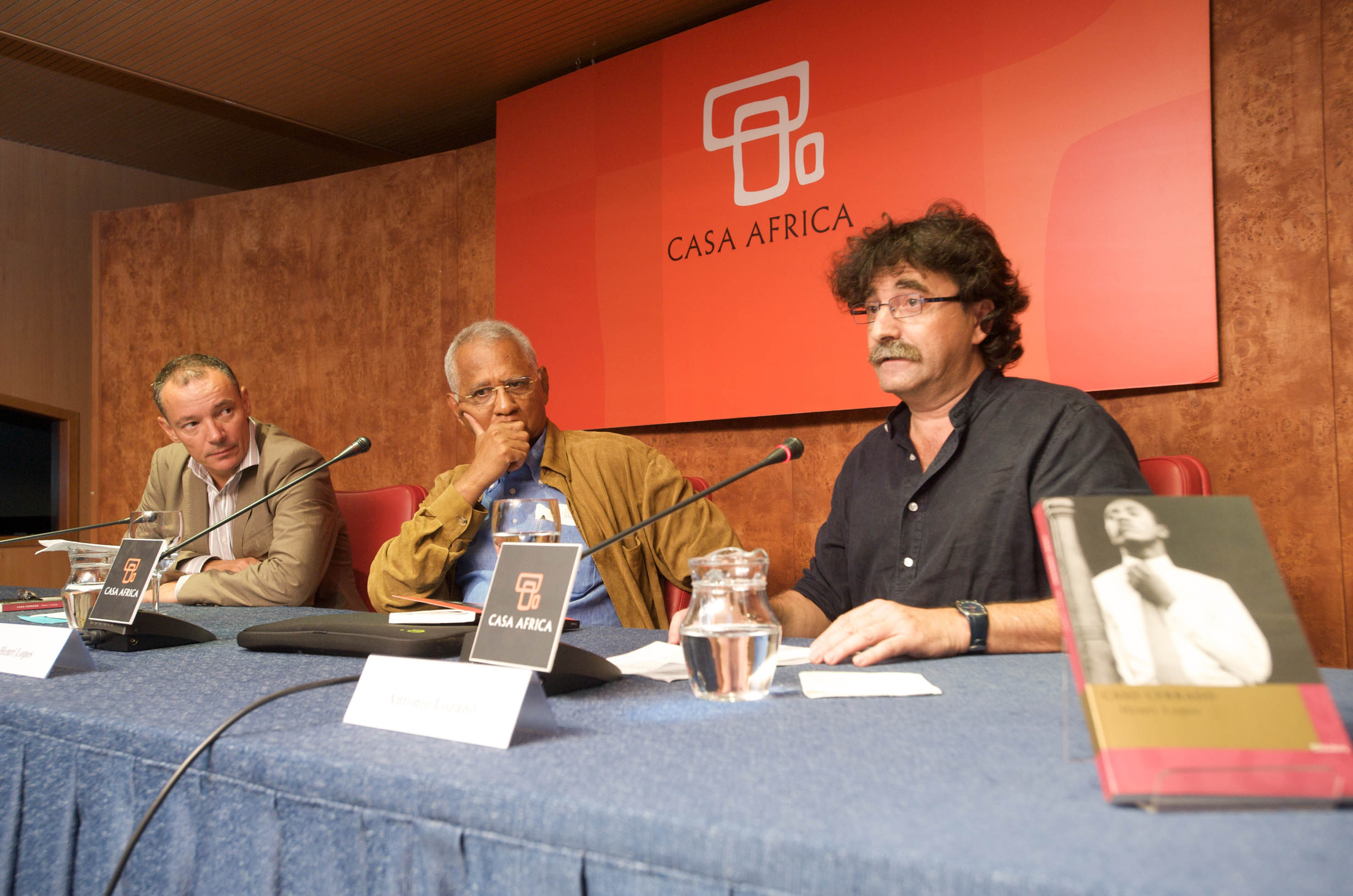 3. Luis Padilla -Secretario General de Casa África-, Henri Lopes -escritor y diplomático- y Antonio Lozano -escritor y coordinador del programa Letras Africanas