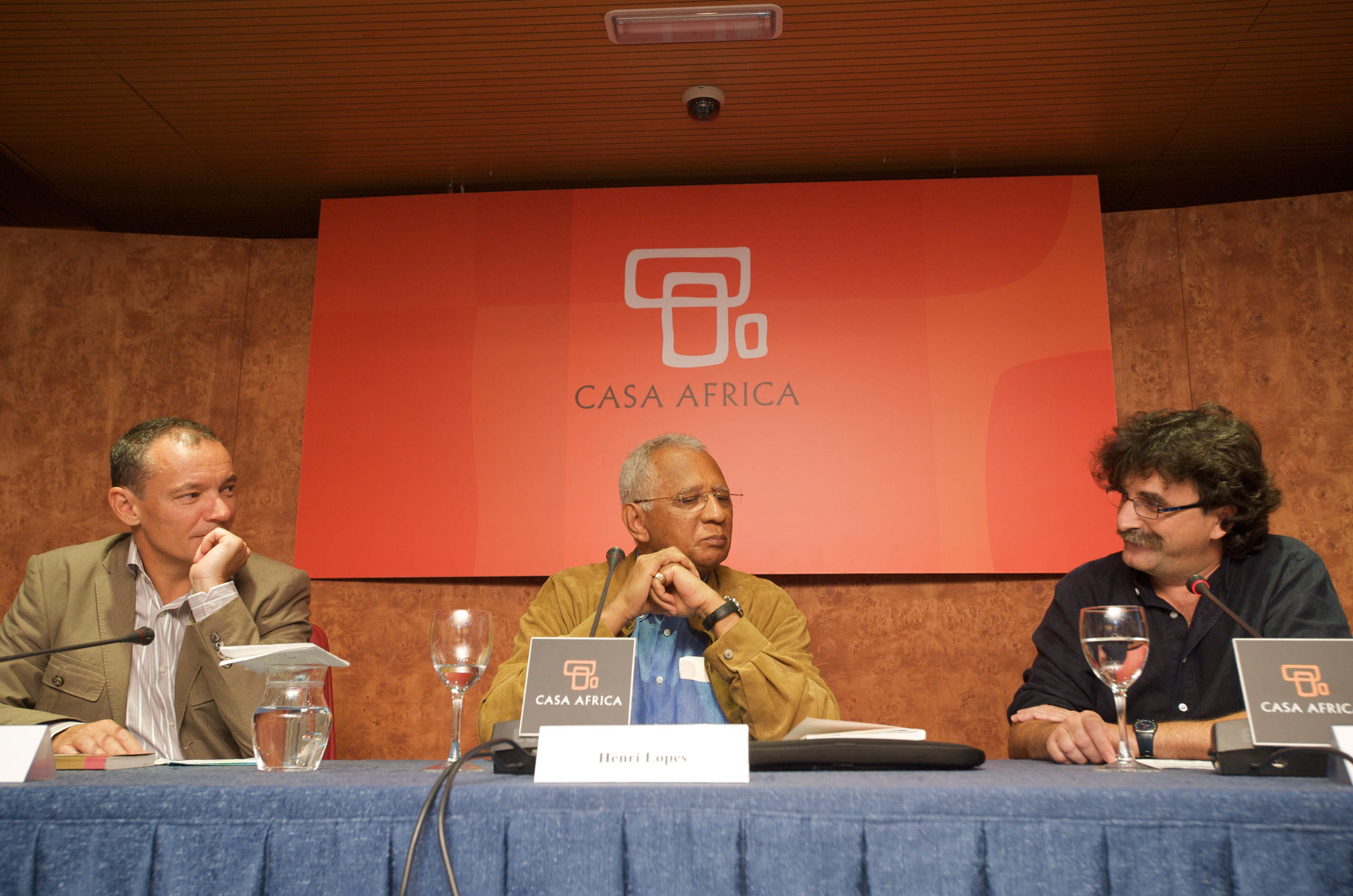 5.  Luis Padilla -Secretario General de Casa África-, Henri Lopes -escritor y diplomático- y Antonio Lozano -escritor y coordinador del programa Letras Africanas