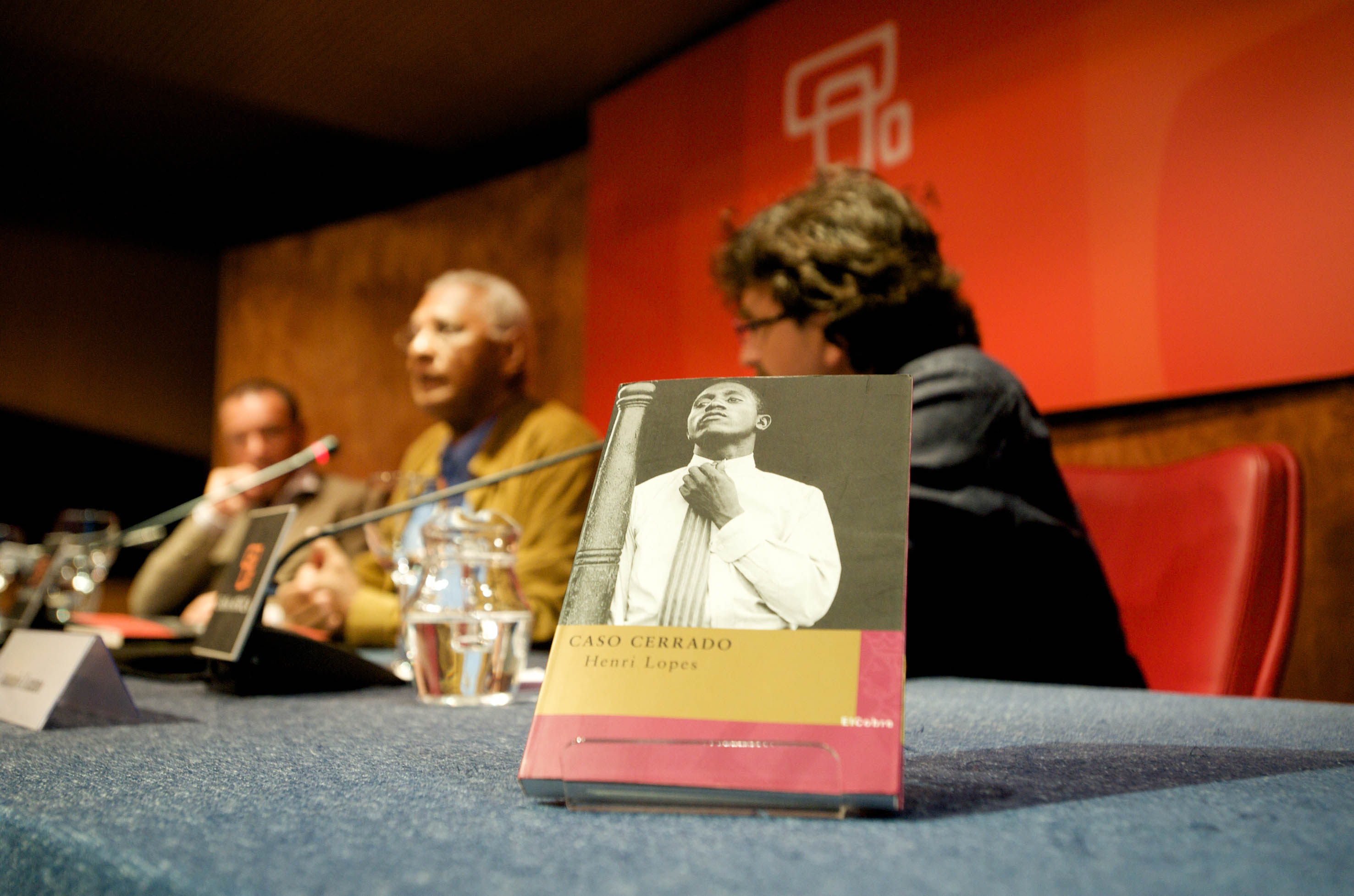 8.  Luis Padilla -Secretario General de Casa África-, Henri Lopes -escritor y diplomático- y Antonio Lozano -escritor y coordinador del programa Letras Africanas