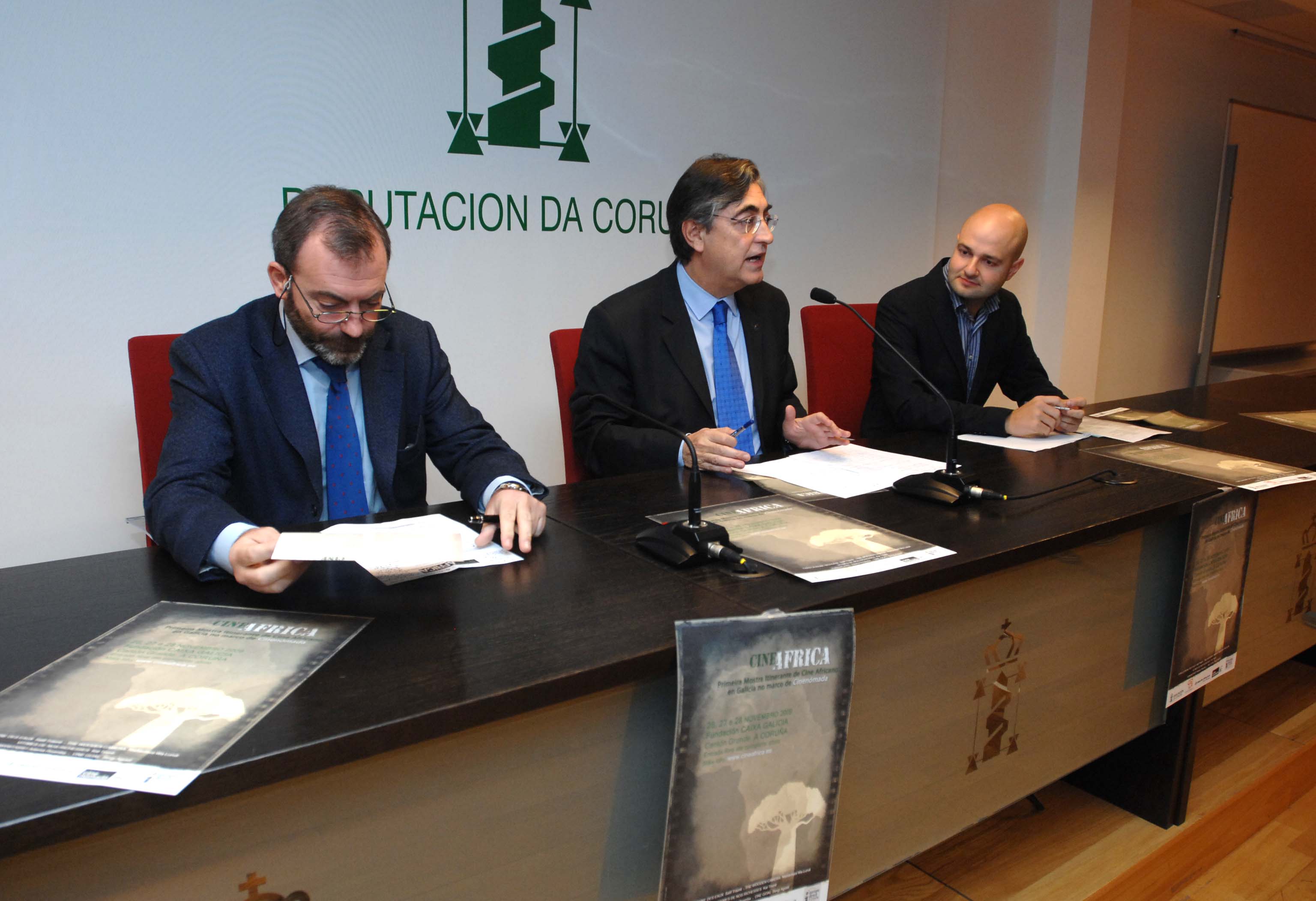 1. Ricardo Martínez Vázquez, Director General de Casa África, Salvador Fernández Moreda, Presidente de la Diputación de A Coruña y Xosé Cuns, comisario de la muestra