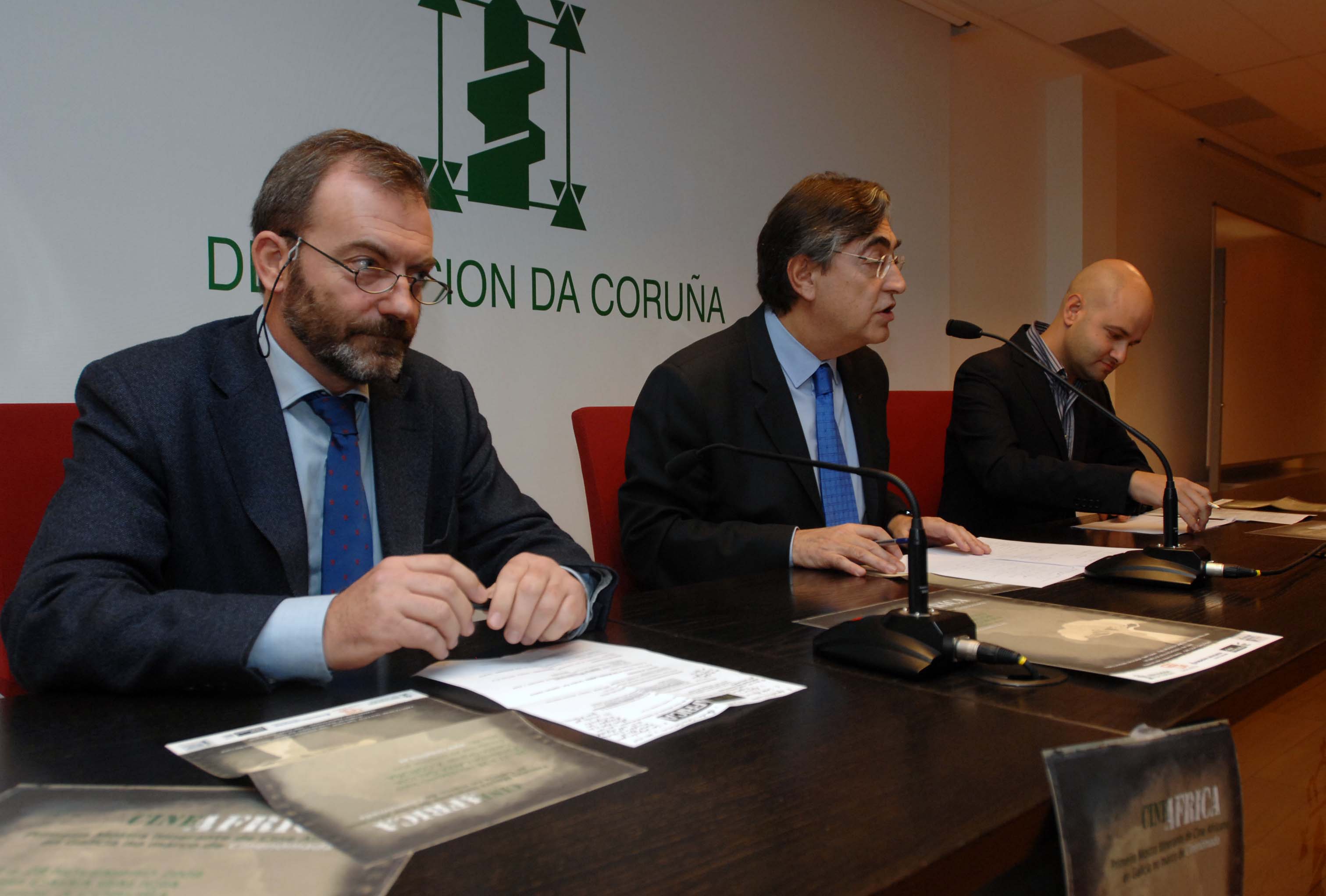 2. Ricardo Martínez Vázquez, Director General de Casa África, Salvador Fernández Moreda, Presidente de la Diputación de A Coruña y Xosé Cuns, comisario de la muestra
