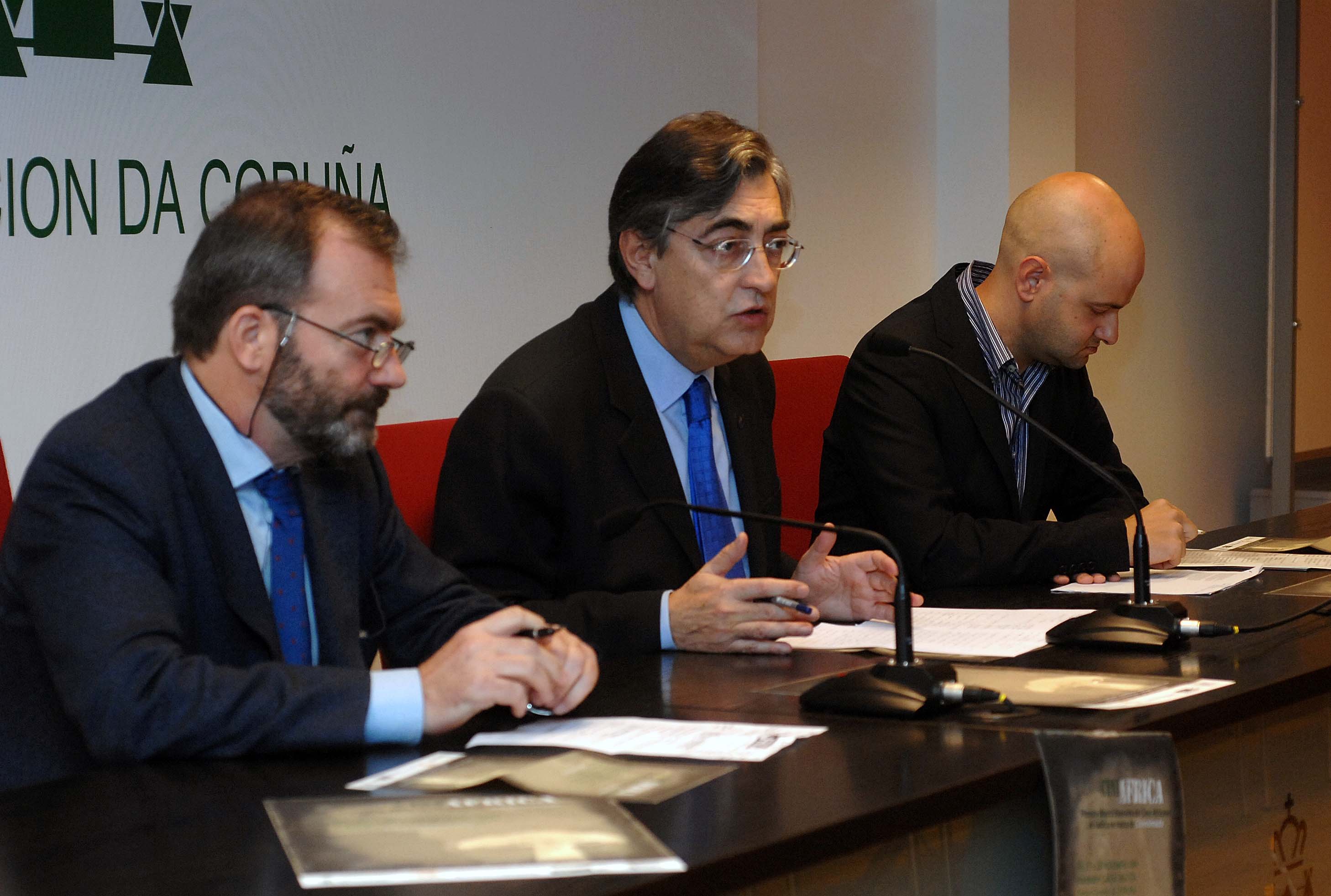 3. Ricardo Martínez Vázquez, Director General de Casa África, Salvador Fernández Moreda, Presidente de la Diputación de A Coruña y Xosé Cuns, comisario de la muestra