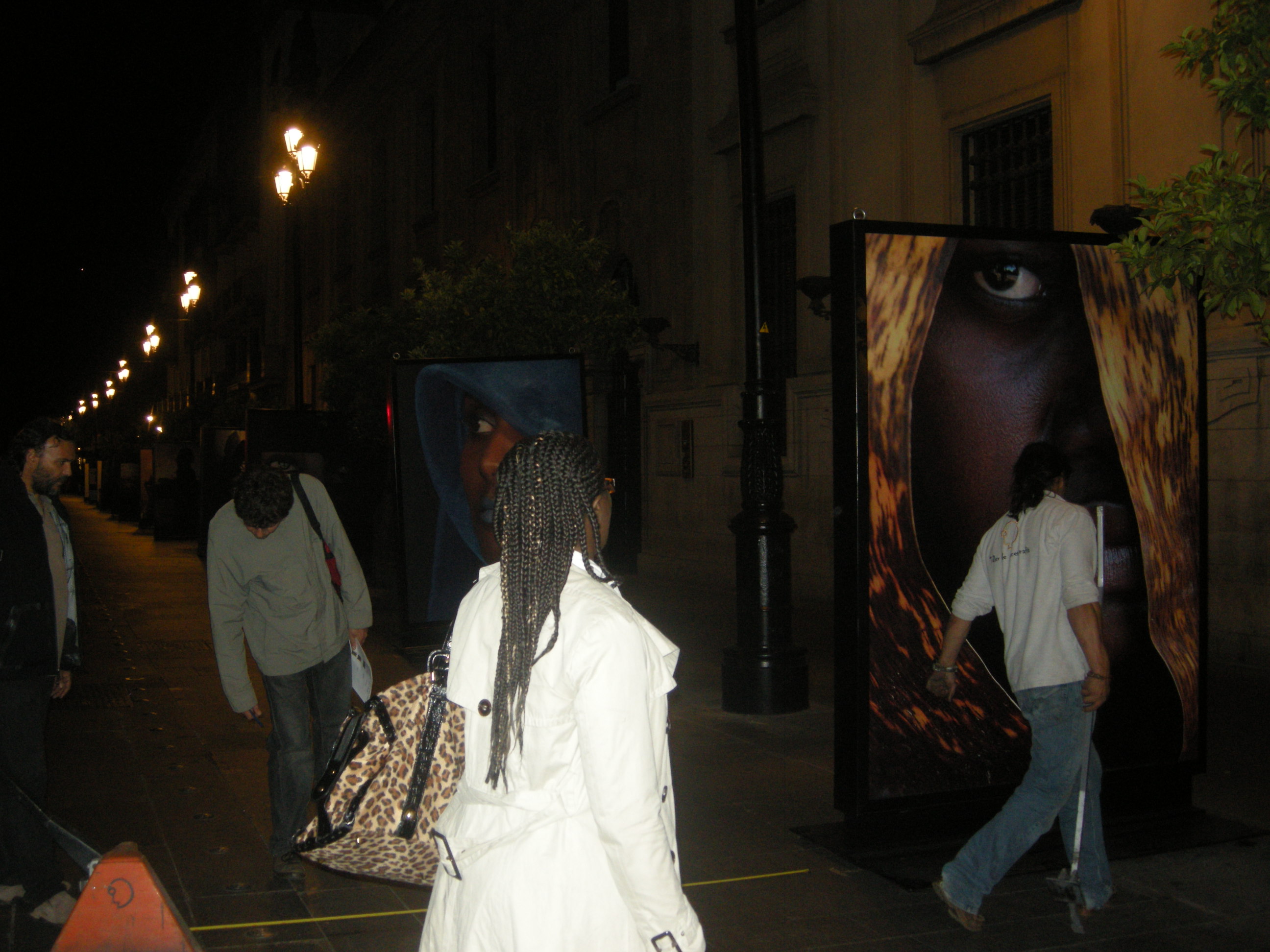 8. Angèle Etoundi durante el montaje de la exposición