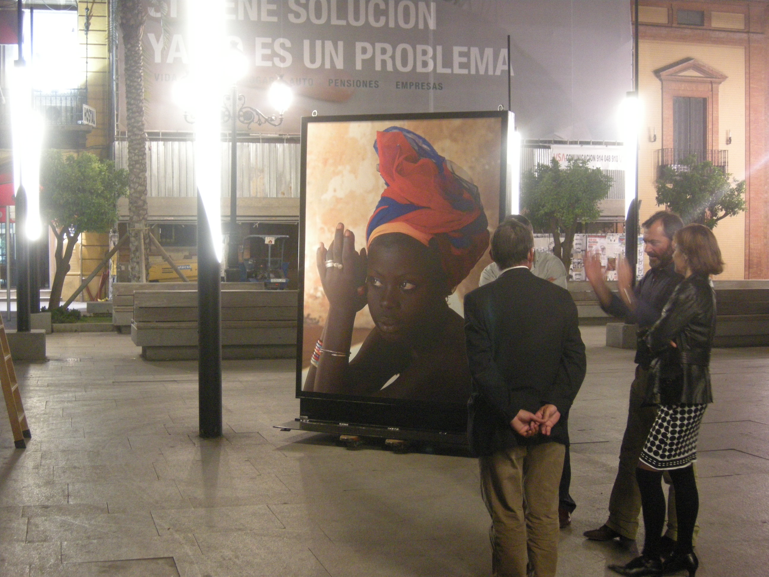 9. Ricardo Martínez Vázquez, Director General de Casa África durante el montaje de la exposición