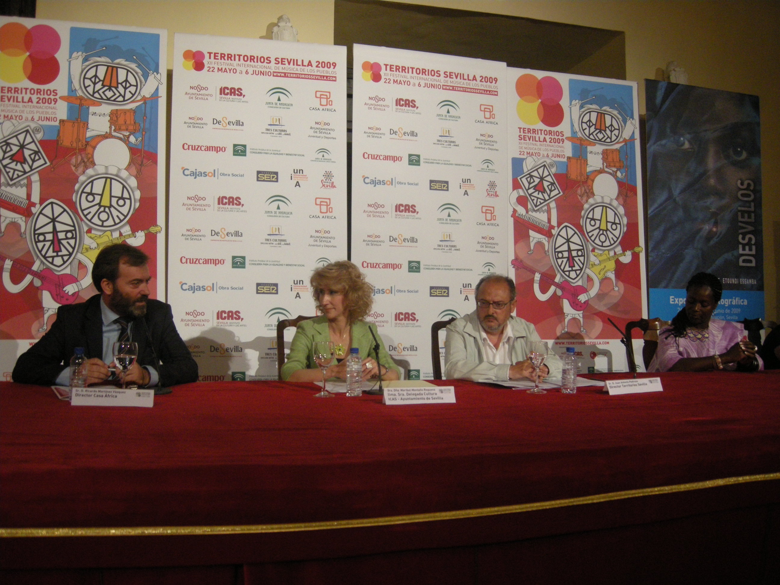 12. Ricardo Martínez Vázquez, Director General de Casa África, Maribel Montaño Requena, Delegada de Cultura del Ayuntamiento de Sevilla, Juan Antonio Pedrosa, Director de Territorios y Angèle Etoundi, fotógrafa