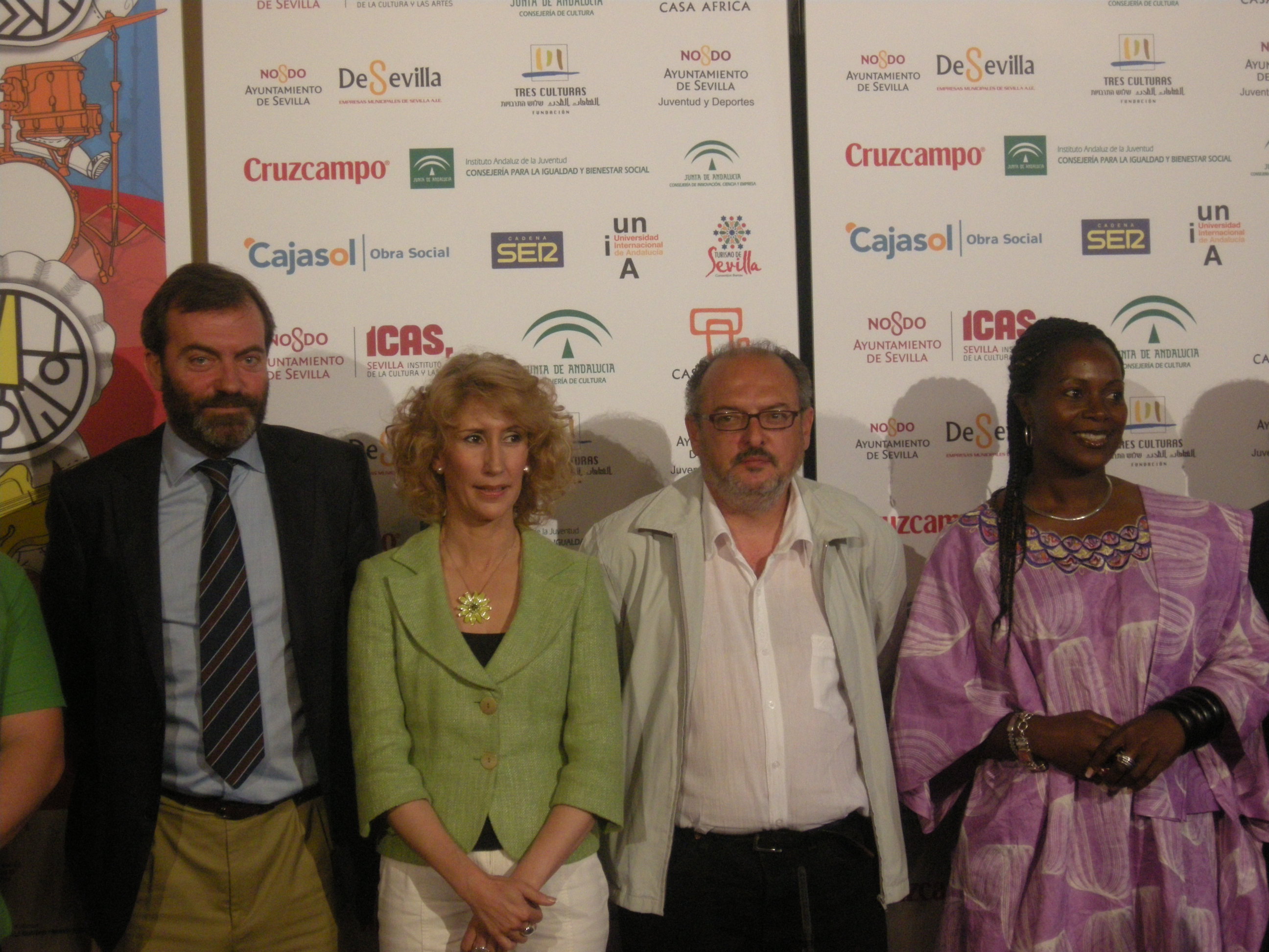 16. Ricardo Martínez Vázquez, Director General de Casa África, Maribel Montaño Requena, Delegada de Cultura del Ayuntamiento de Sevilla, Juan Antonio Pedrosa, Director de Territorios y Angèle Etoundi, fotógrafa