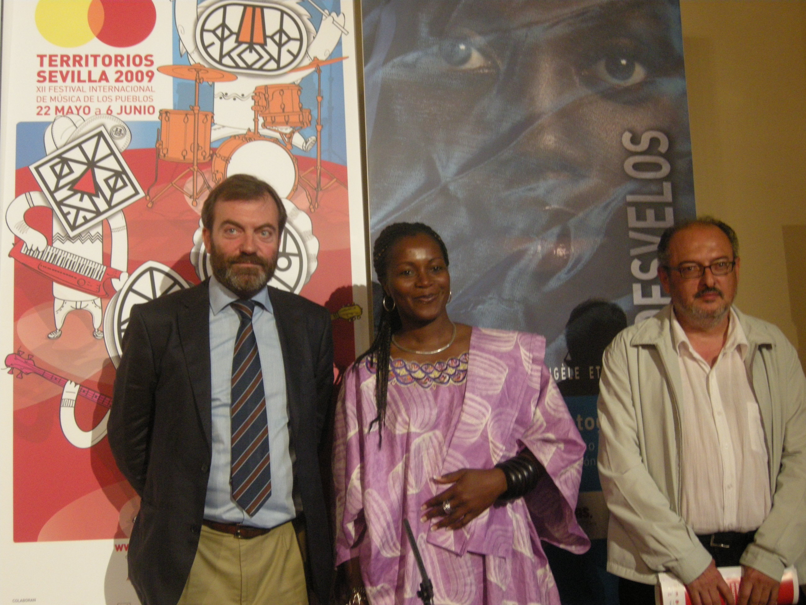 18. Ricardo Martínez Vázquez, Director General de Casa África, Angèle Etoundi, fotógrafa y Juan Antonio Pedrosa, Director de Territorios