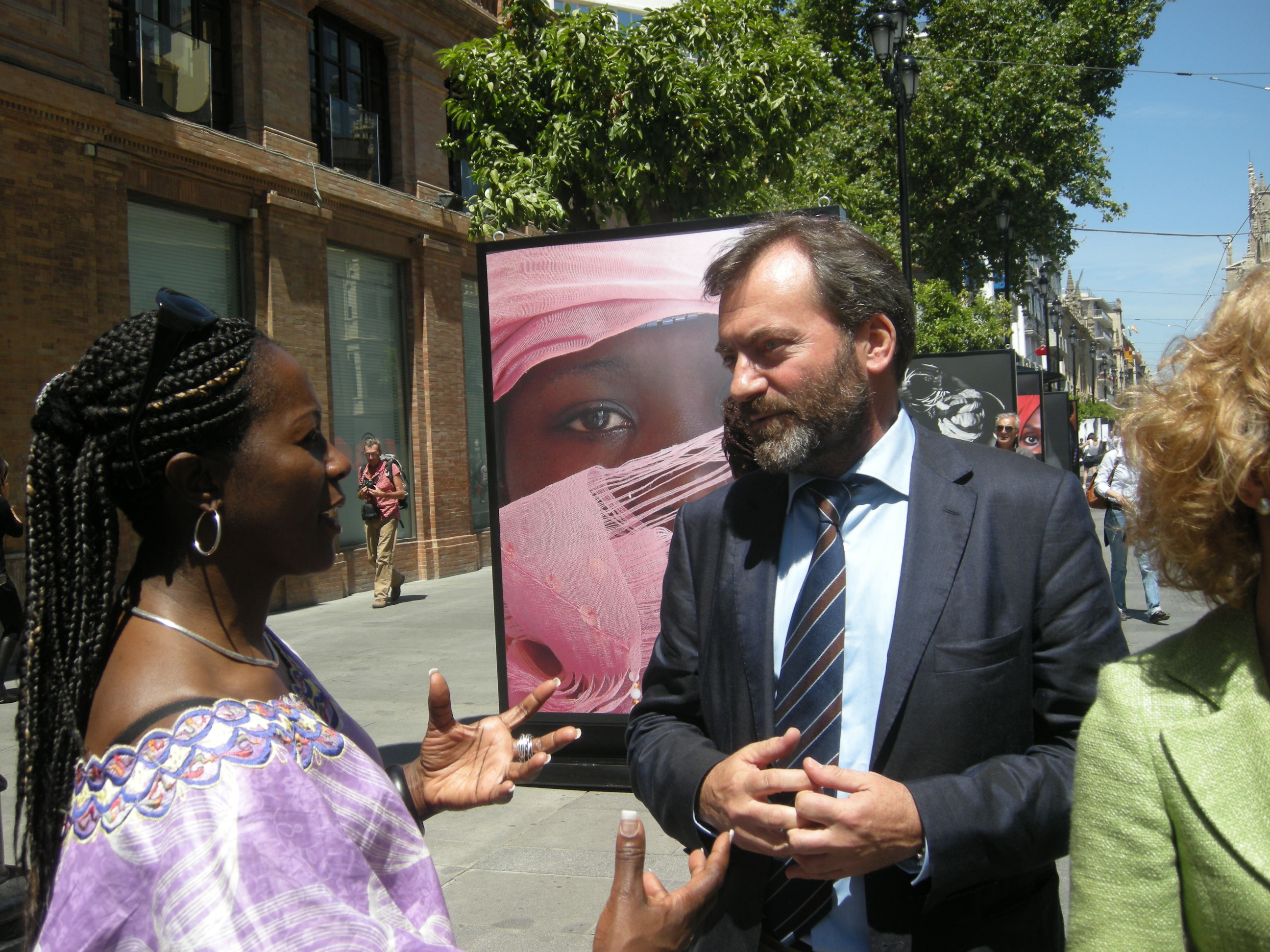 20. Angèle Etoundi, fotógrafa y Ricardo Martínez Vázquez, Director General de Casa África en la exposición
