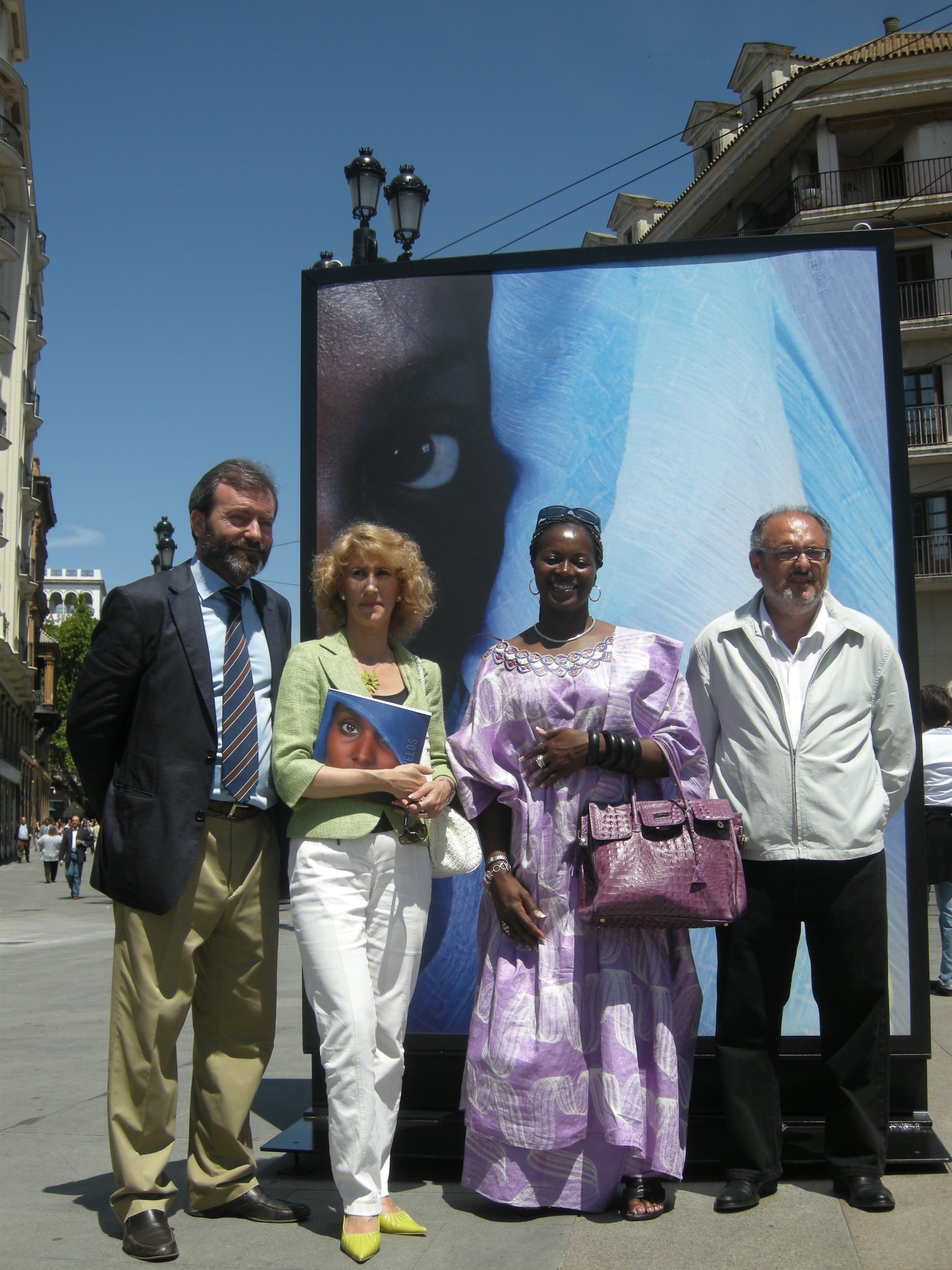21. Ricardo Martínez Vázquez, Director General de Casa África, Maribel Montaño Requena, Delegada de Cultura del Ayuntamiento de Sevilla, Angèle Etoundi, fotógrafa y Juan Antonio Pedrosa, Director de Territorios en la exposición
