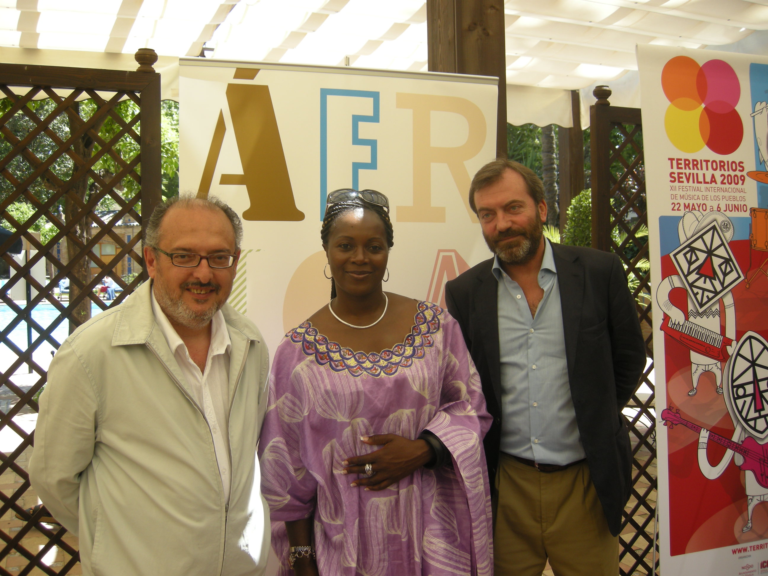 22. Juan Antonio Pedrosa, Director de Territorios, Angèle Etoundi, fotógrafa y Ricardo Martínez Vázquez, Director General de Casa África en la exposición