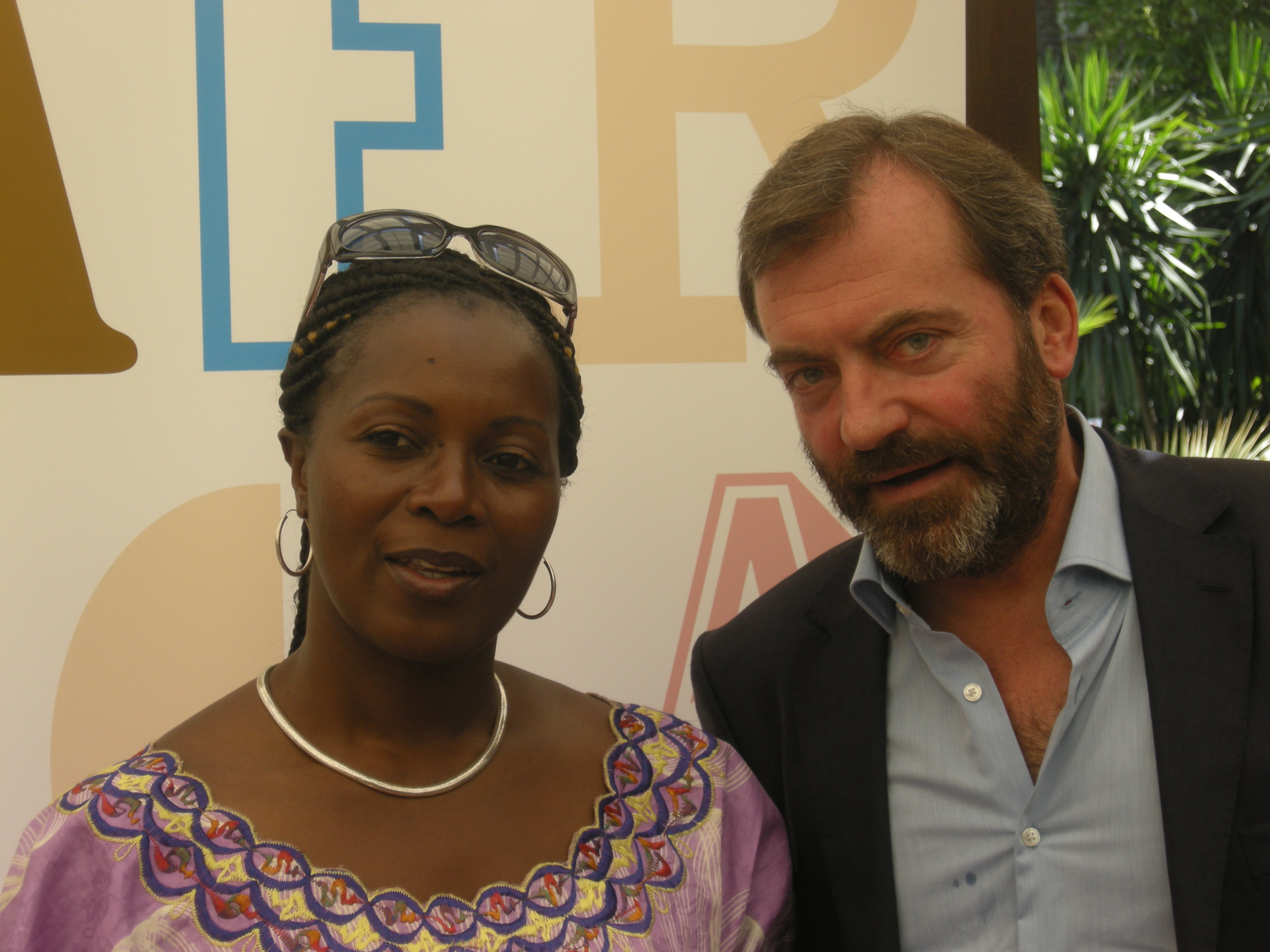 23. Angèle Etoundi, fotógrafa y Ricardo Martínez Vázquez, Director General de Casa África en la exposición