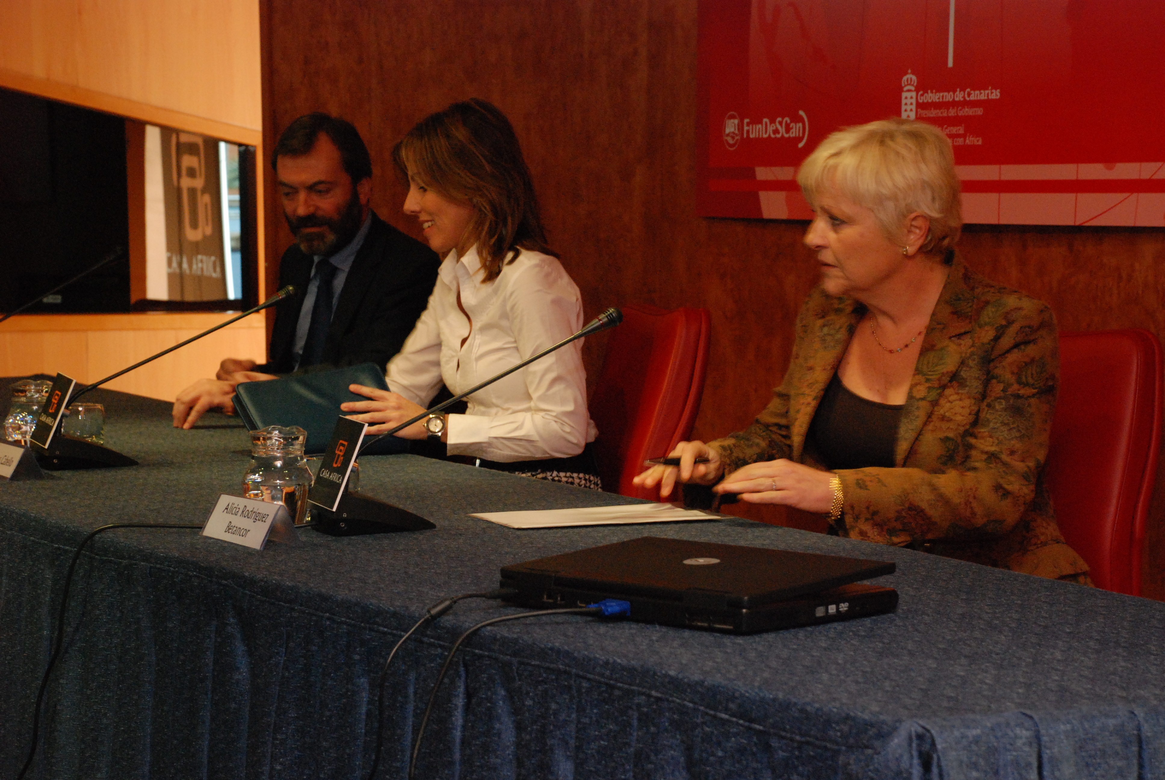 1. Ricardo Martínez Vázquez, Director General de Casa África, Elsa Casas, Comisionada de Acción Exterior del Gobierno de Canariasy Alicia Rodríguez Betancor, Presidenta de FUNDESCAN