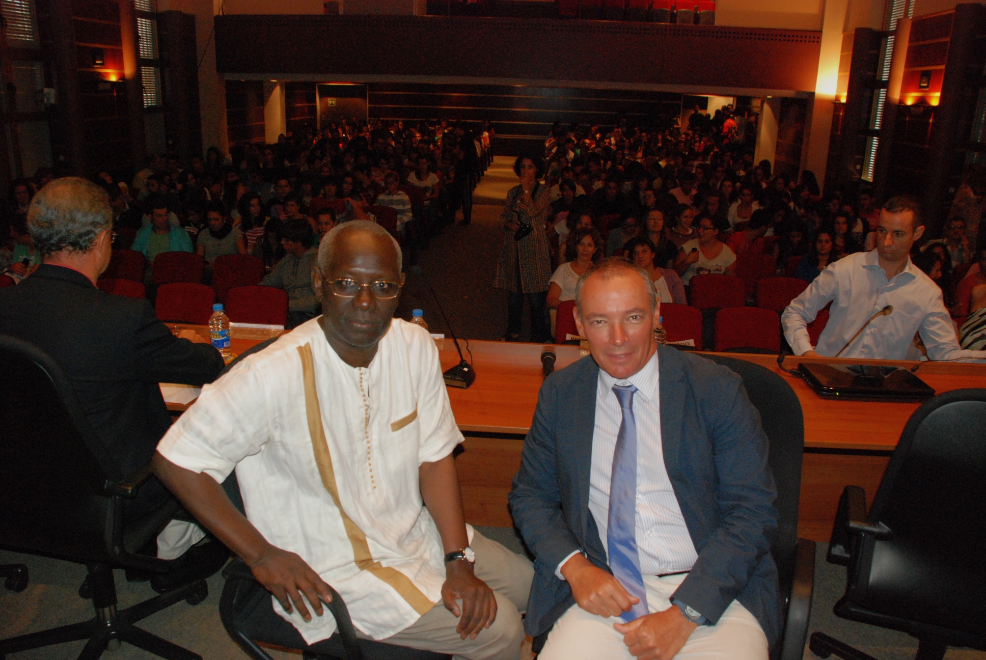 1. Boubacar Boris Diop -escritor y ensayista- y Luis Padilla -Secretario General de Casa África-