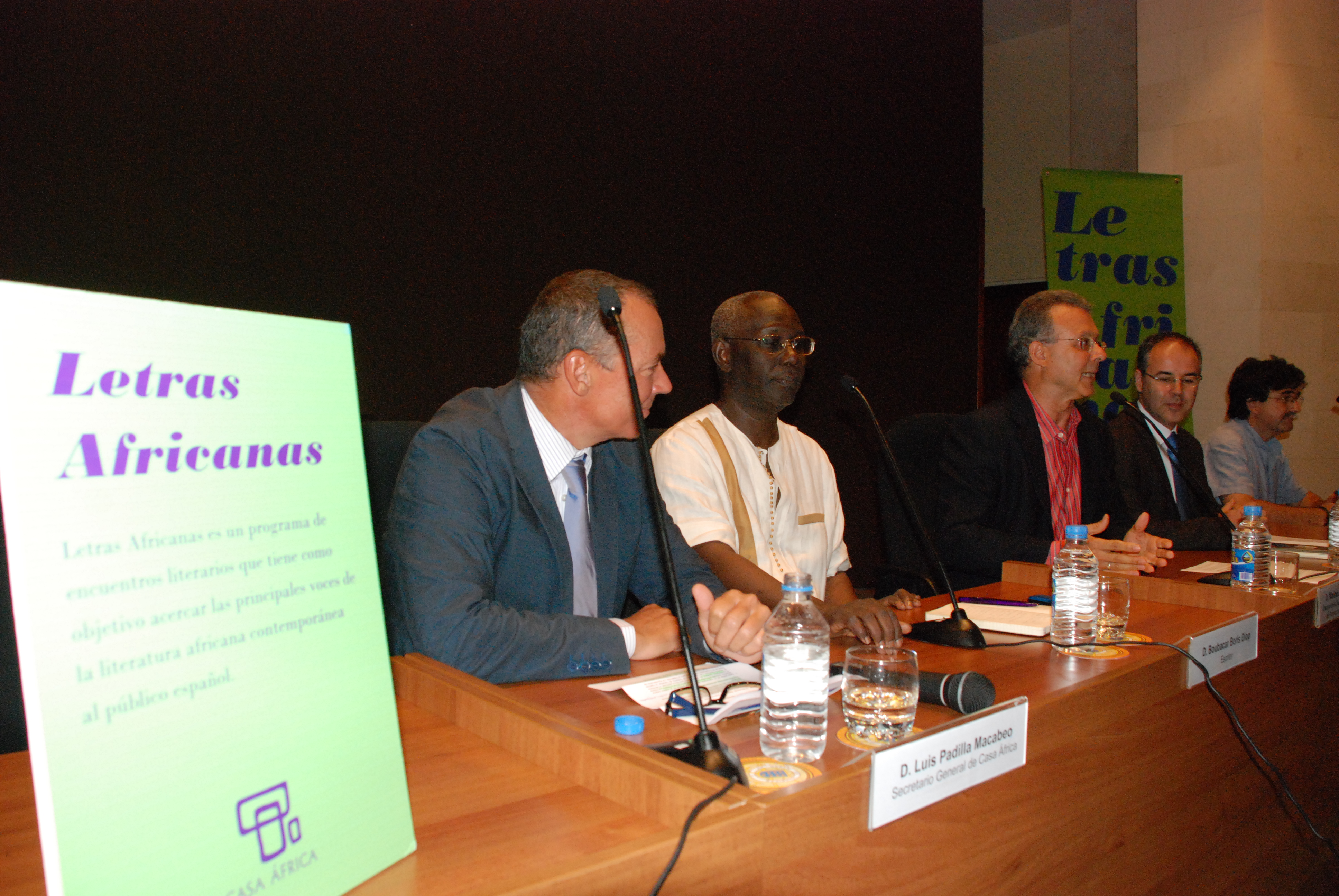 2. Presentación de Boubacar Boris Diop por Luis Padilla -Secretario General de Casa África- en la Universidad de Cádiz