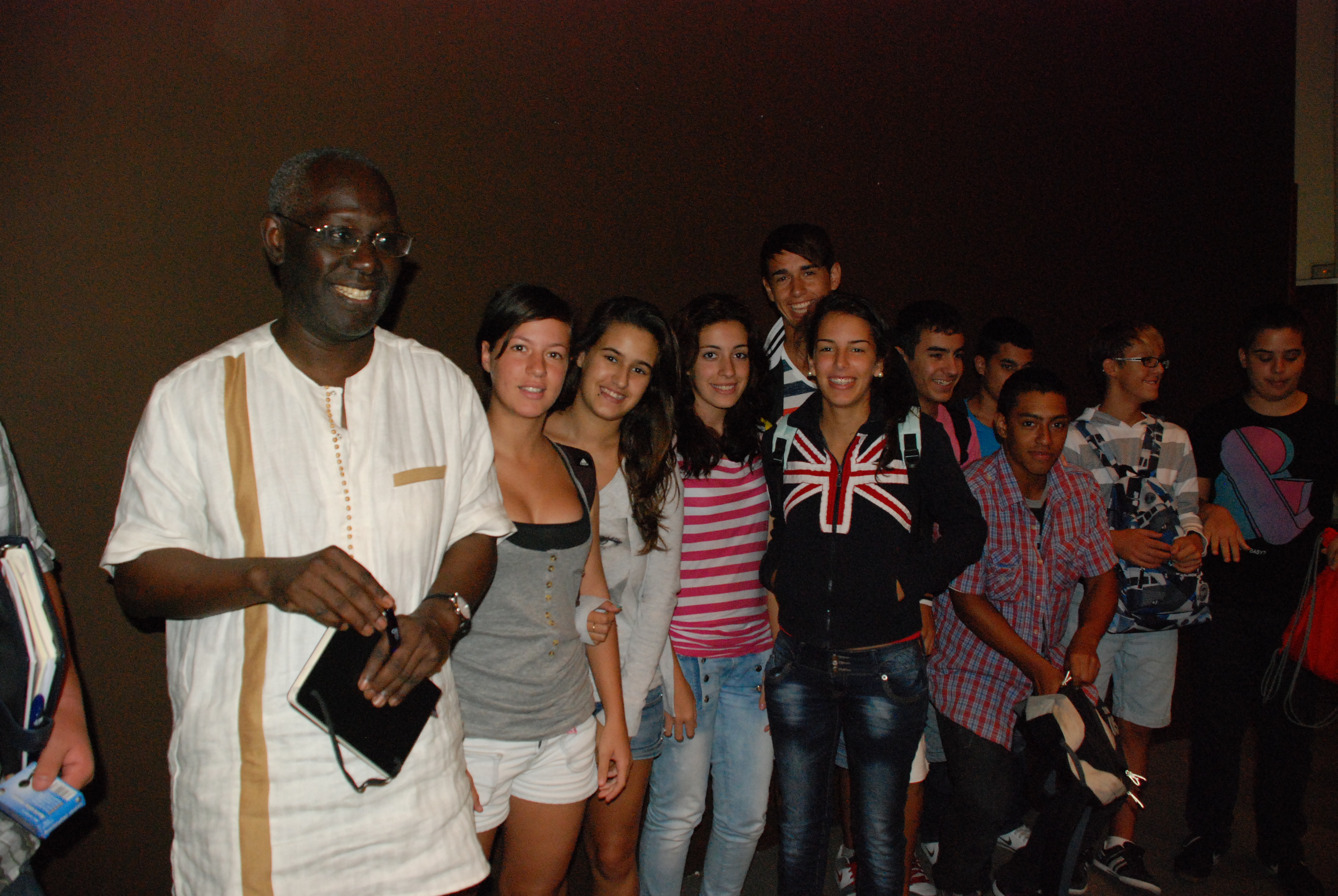 7. Imagen de Boubacar Boris Diop con los alumnos de la Universidad de Cádiz