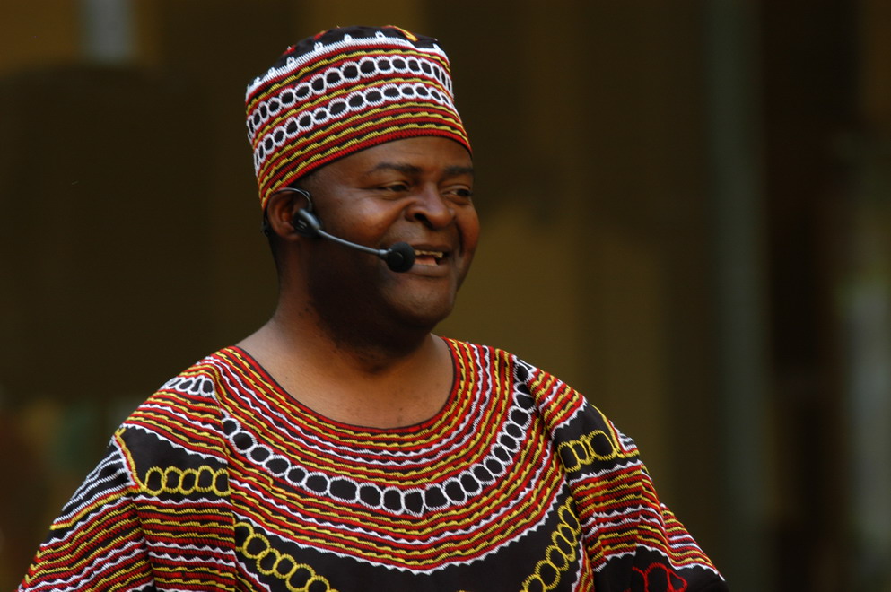 18. Boniface Ofogo, de Camerún, narrador oral y mediador intercultural