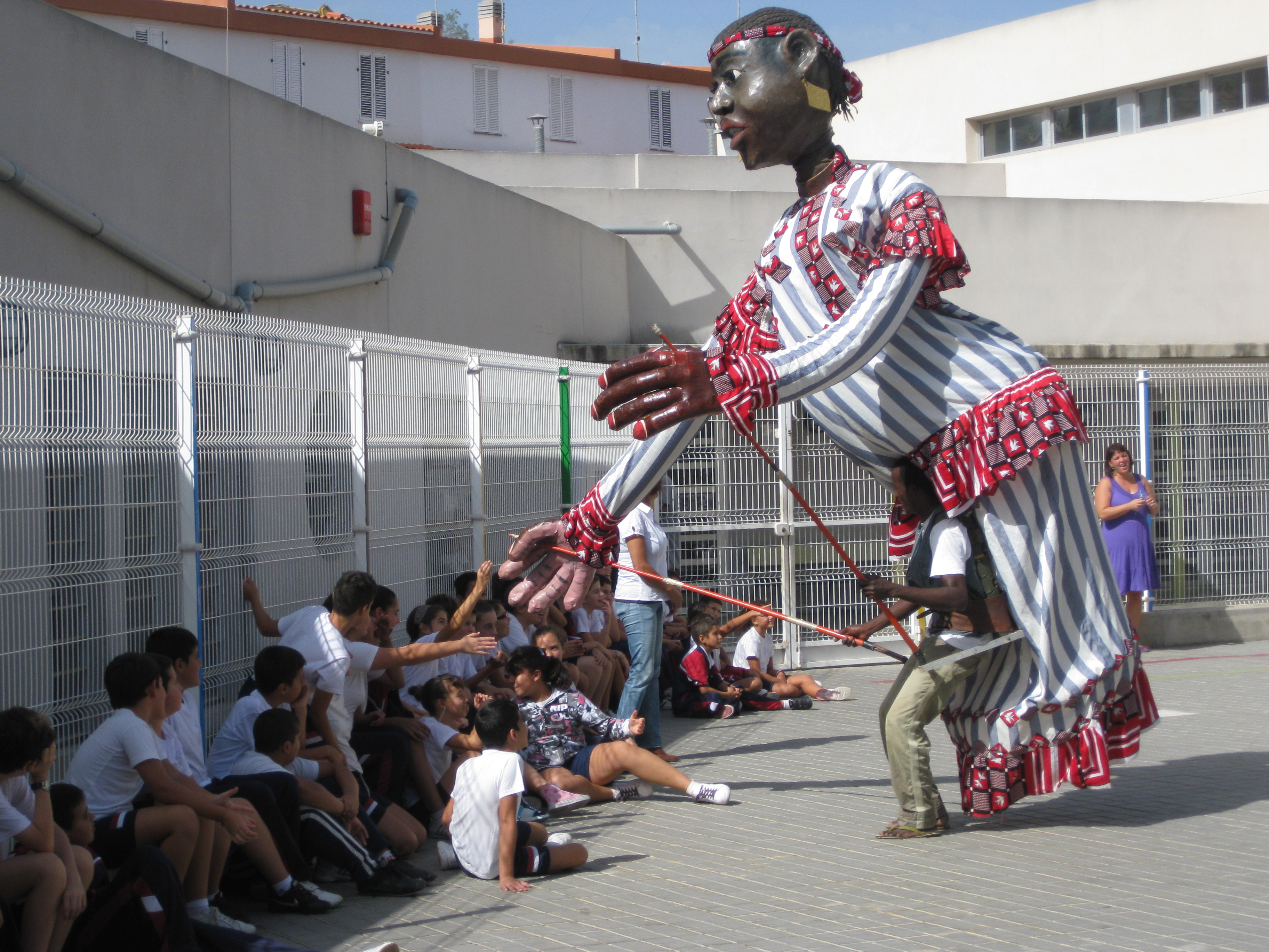 7. Pasacalle Les Grandes Personnes en CEIP Hoya Andrea