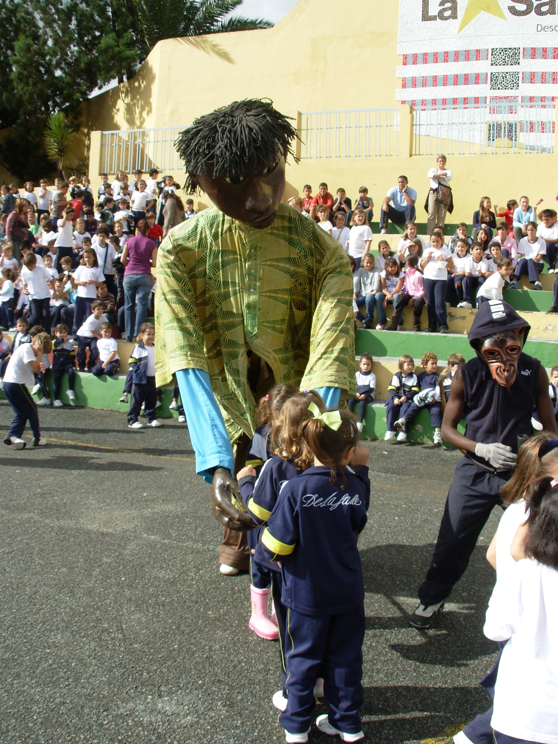 11. Pasacalles Les Grandes Personnes en CEIP La Salle Arucas