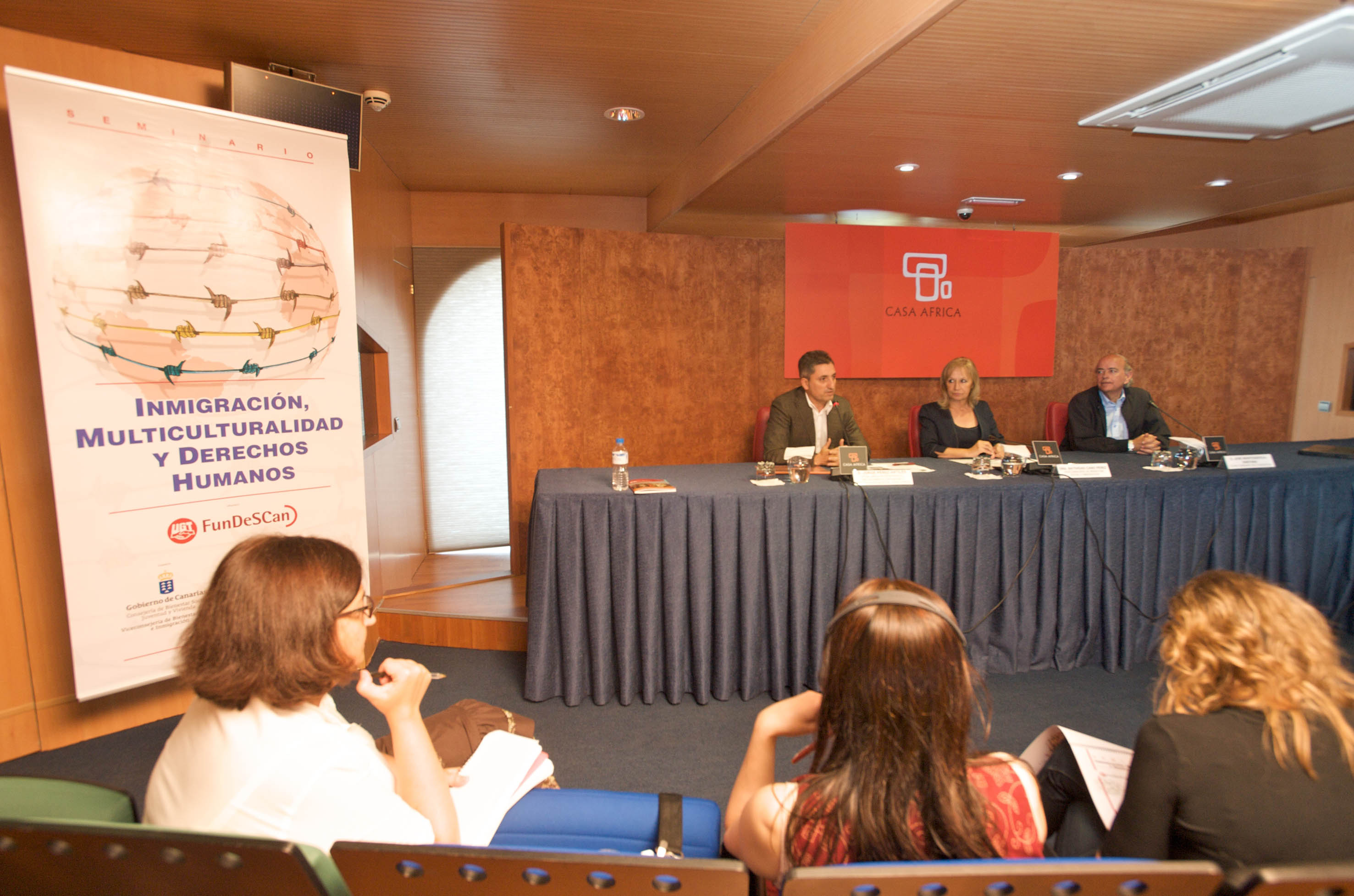 3. Jorge Pérez Artiles, Jefe del Área  de Desarrollo, Relaciones Económicas y Asuntos Sociales de Casa África, Natividad Cano Pérez, Viceconsejera de Bienestar Social e Inmigración del Gobierno de Canarias,  José Montesdeoca Santana, Gerente de Fundescan