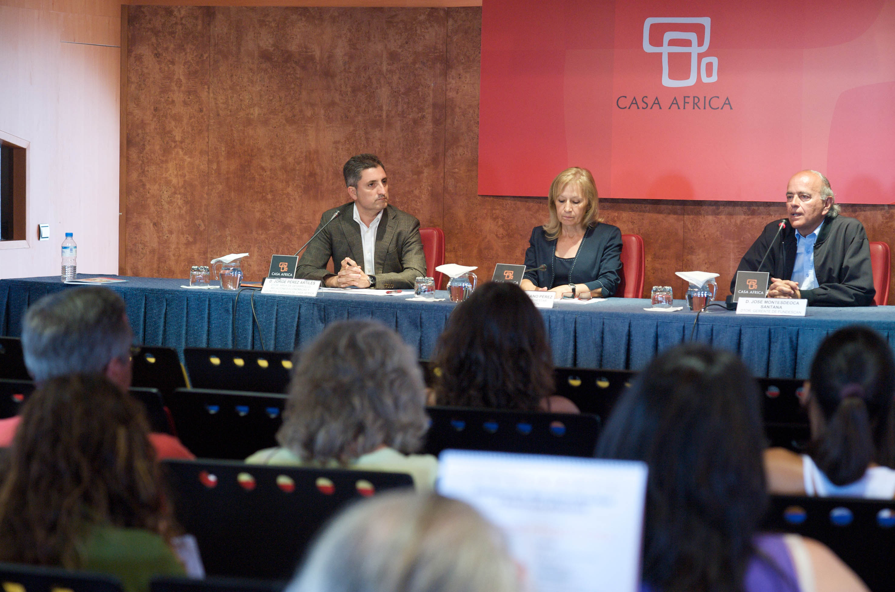 5. Jorge Pérez Artiles, Jefe del Área  de Desarrollo, Relaciones Económicas y Asuntos Sociales de Casa África, Natividad Cano Pérez, Viceconsejera de Bienestar Social e Inmigración del Gobierno de Canarias,  José Montesdeoca Santana, Gerente de Fundescan