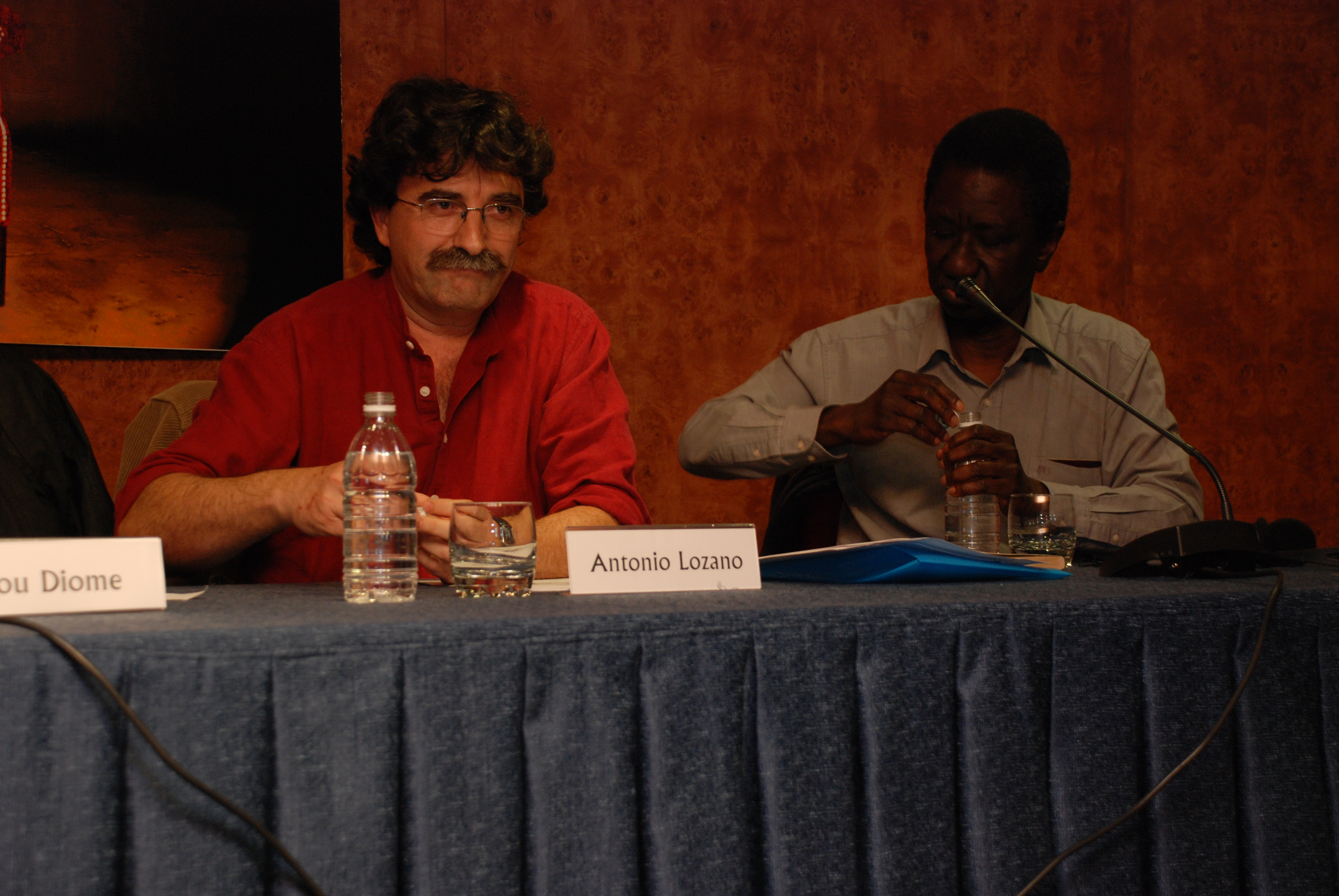 5. Presentación de las conferencias por Antonio Lozano -escritor y traductor- y Moussa Konaté -escritor-