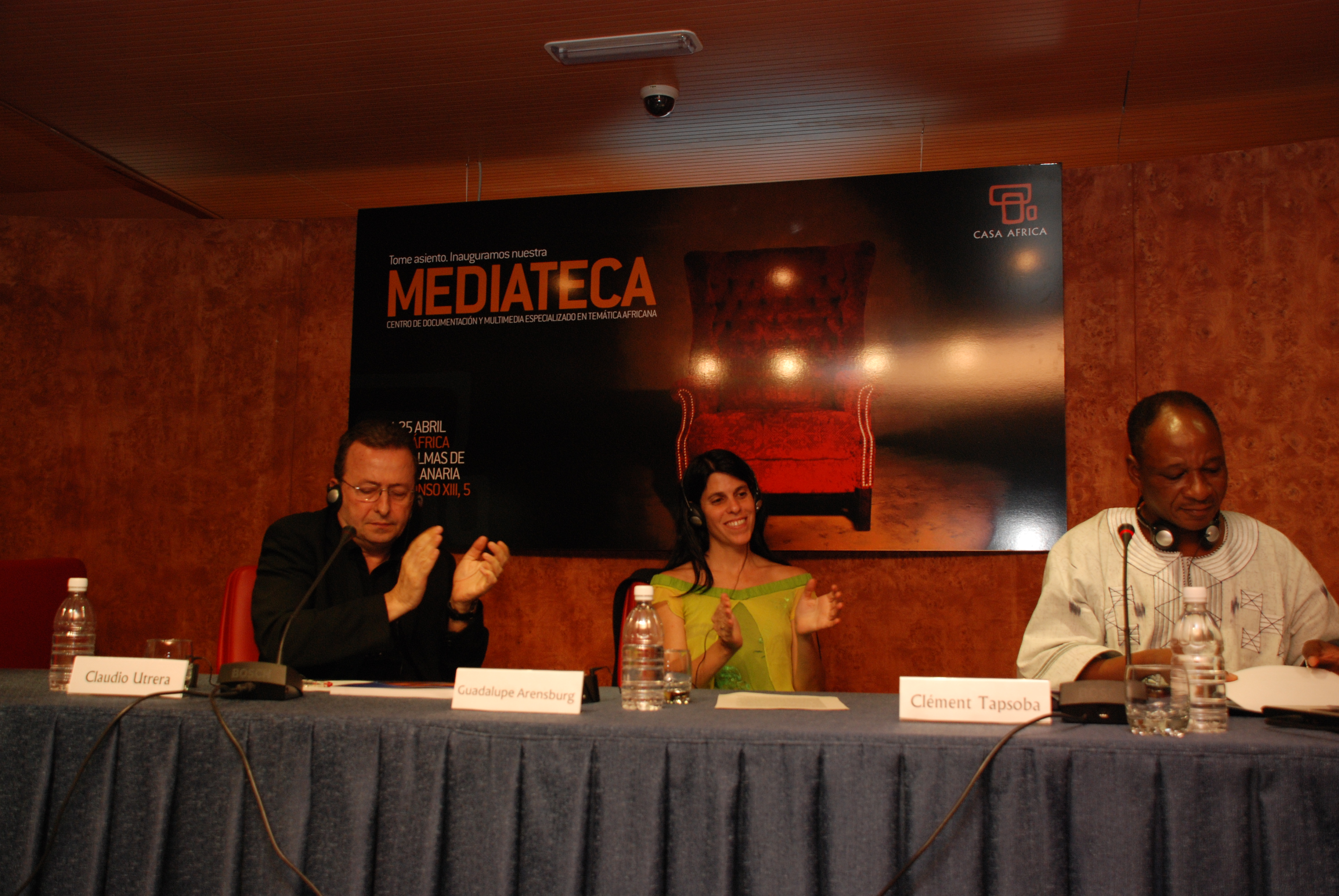 1. Mesa de presentación de izq. a dere.: Claudio Utrera -director del Festival de Cine de Las Palmas de Gran Canaria-, Guadalupe Arensburg -Programadora de Cine de Canal+ - y Clément Tapsoba -presidente de la Asociación de Críticos de África