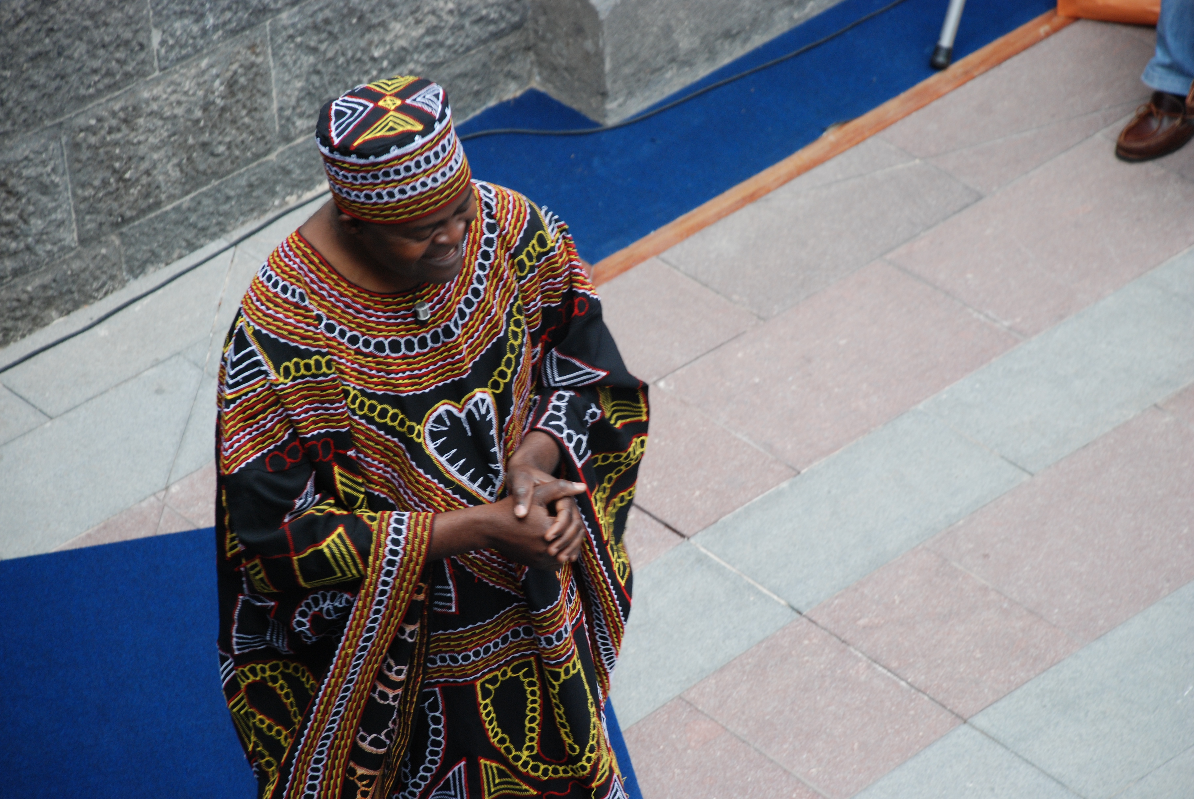 13. Actuación de Boniface Ofogo en Cuentos y leyendas de África -Camerún-