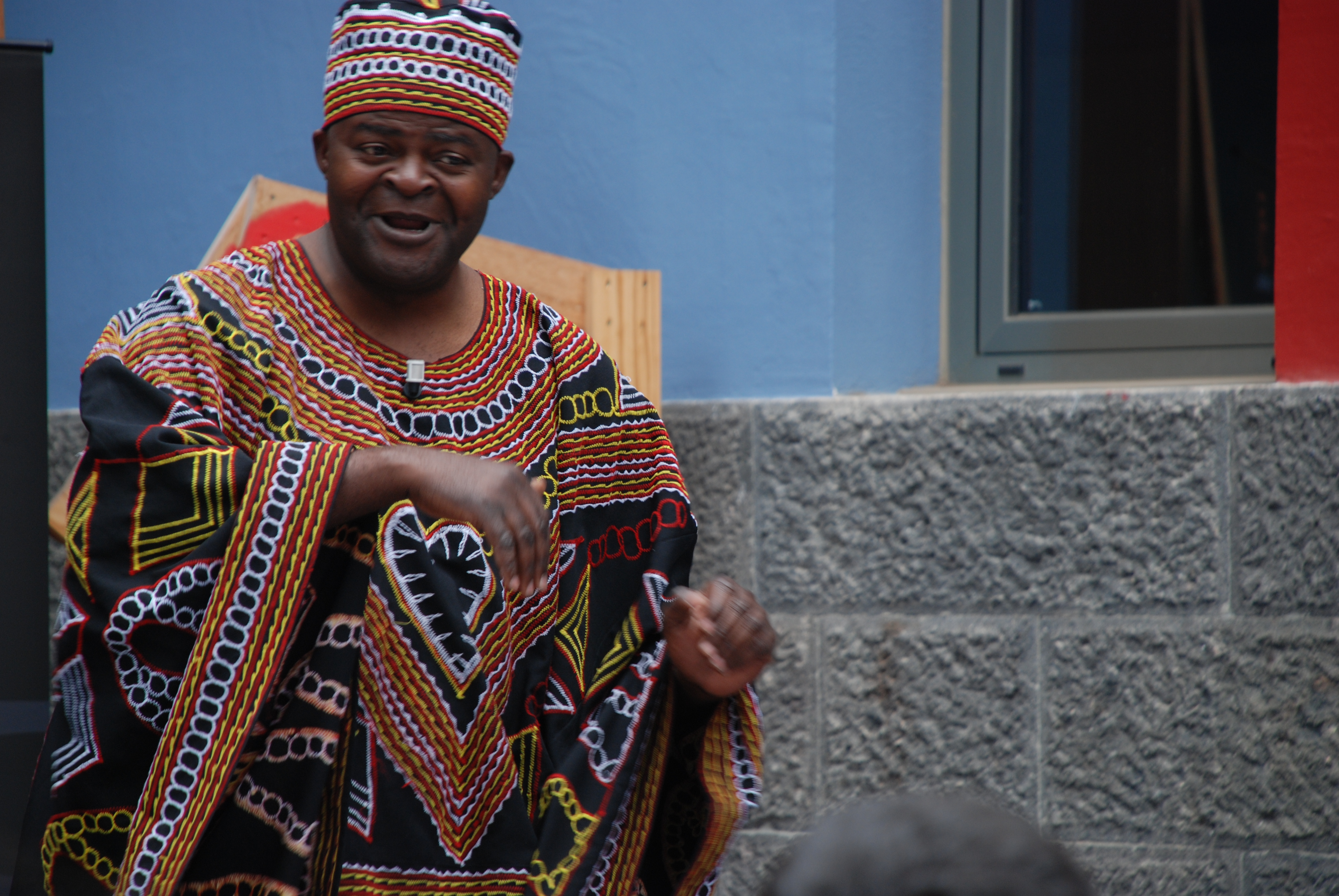 16. Actuación de Boniface Ofogo en Cuentos y leyendas de África -Camerún-