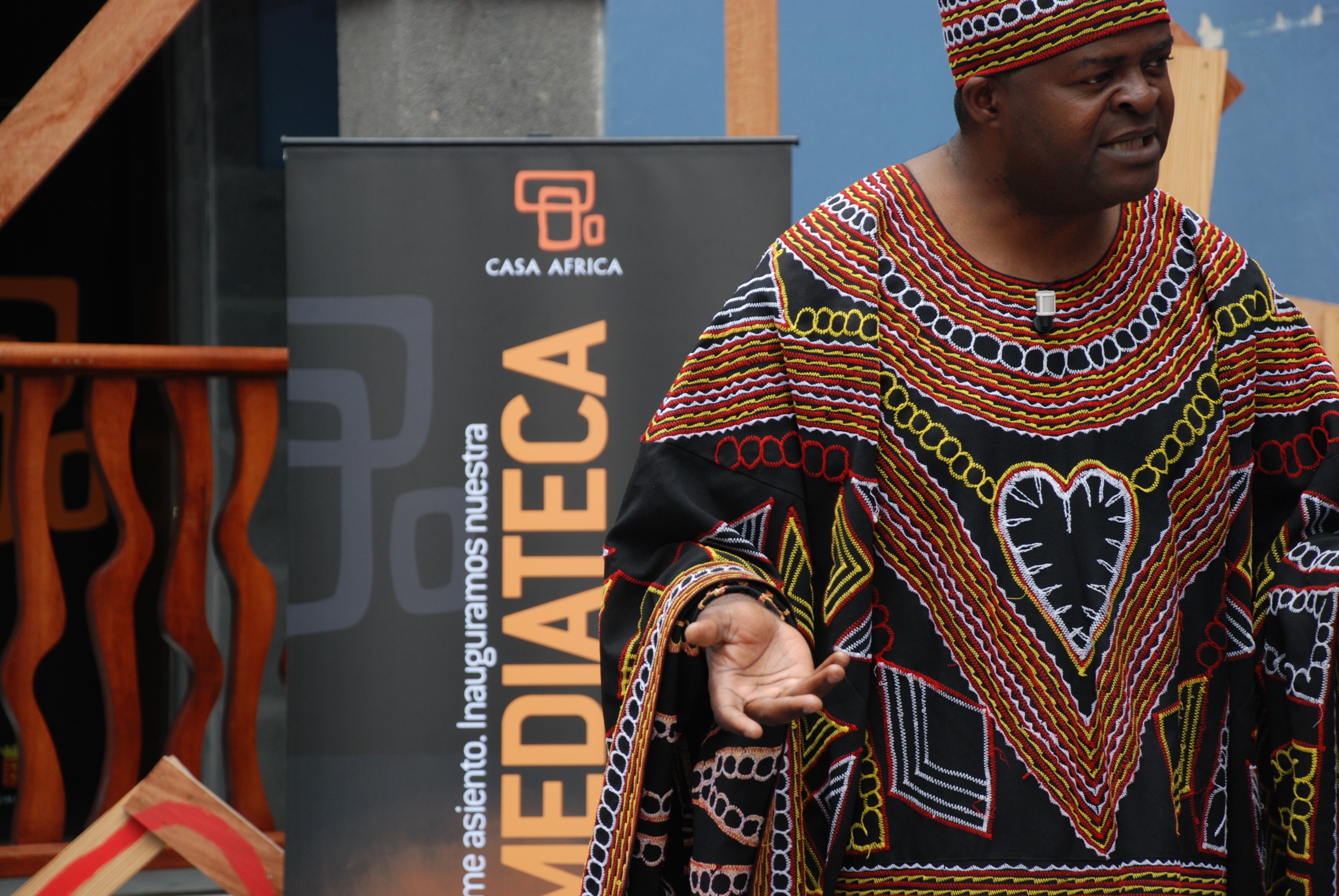 18. Actuación de Boniface Ofogo en Cuentos y leyendas de África -Camerún-