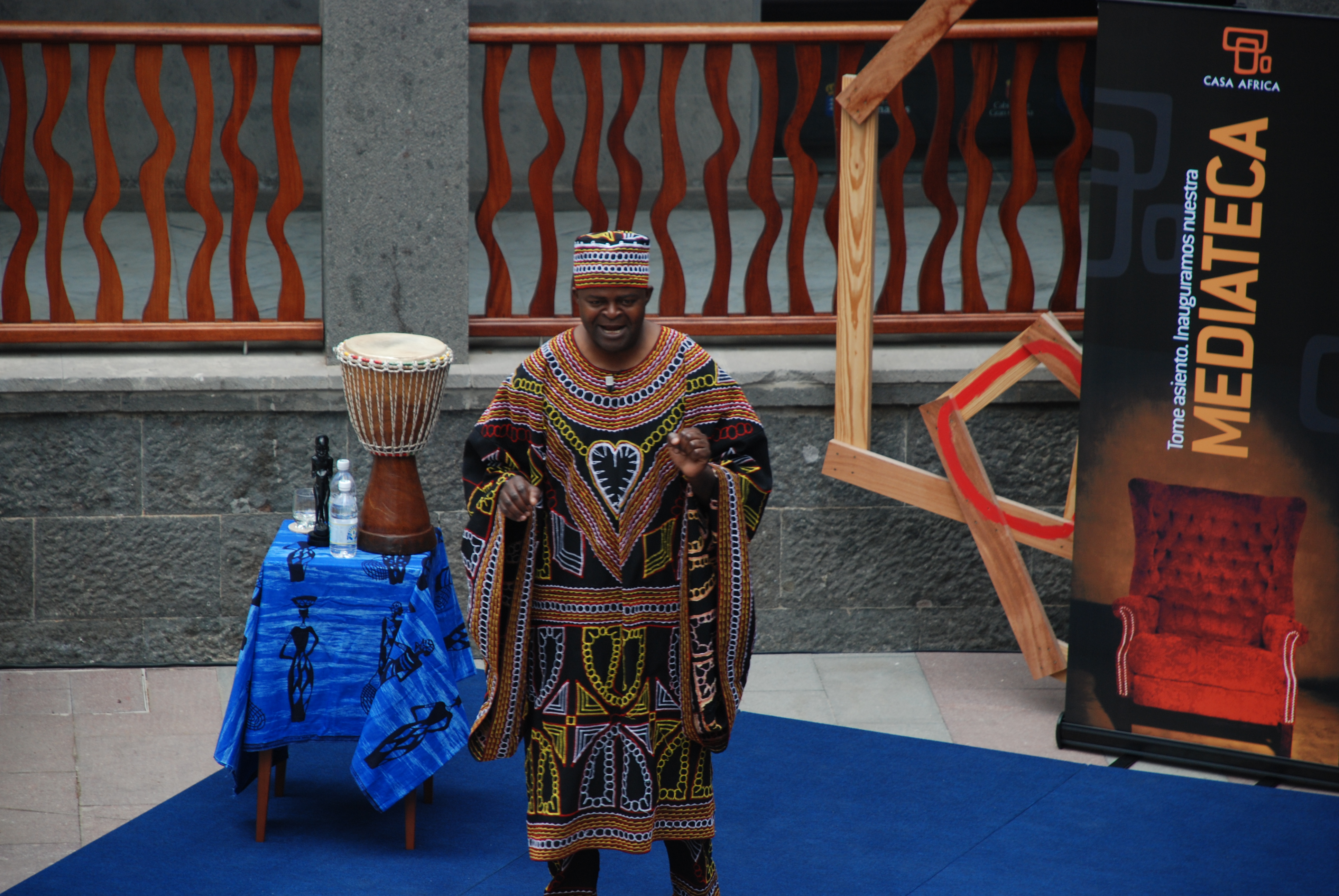 24. Actuación de Boniface Ofogo en Cuentos y leyendas de África -Camerún-