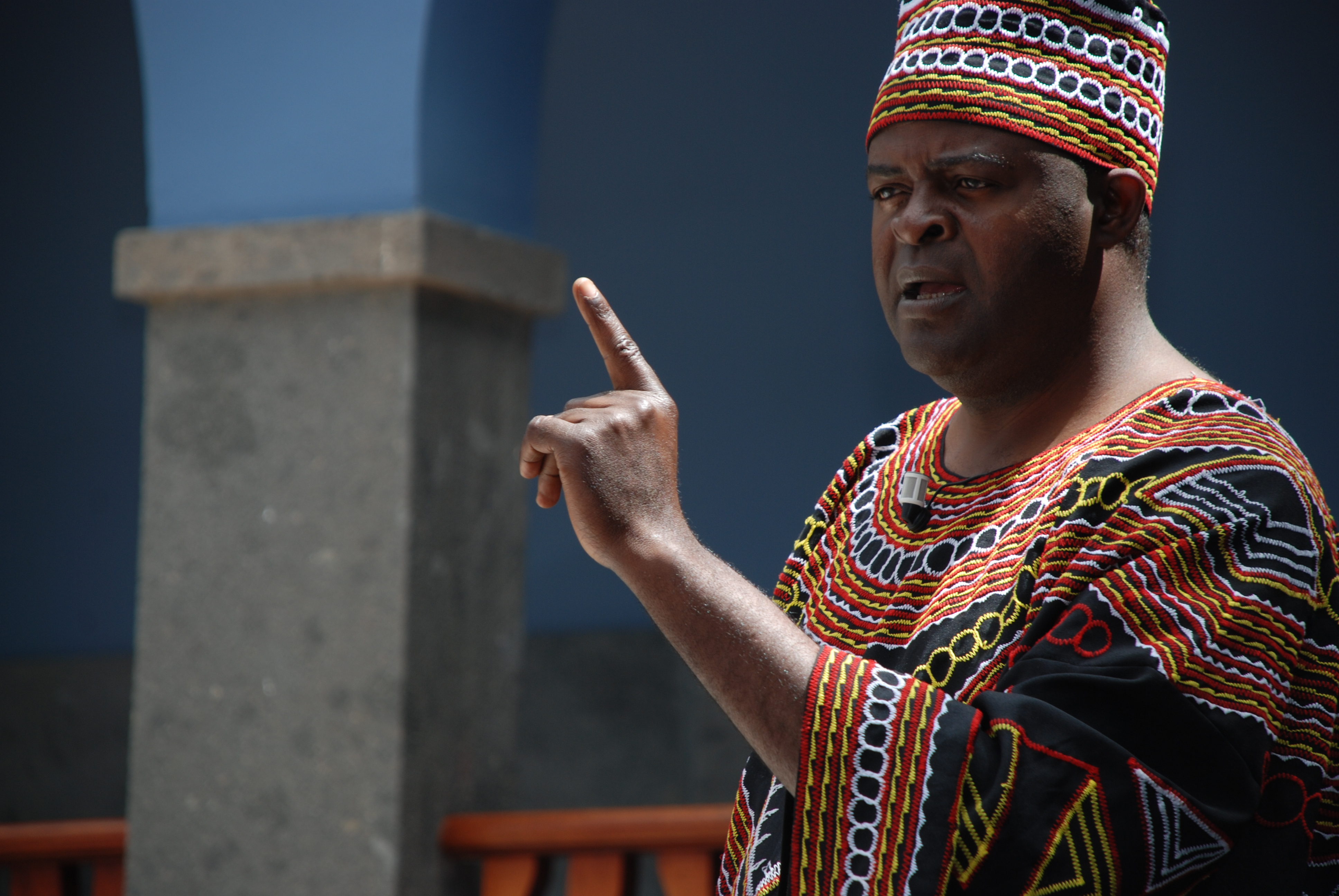 25. Actuación de Boniface Ofogo en Cuentos y leyendas de África -Camerún-
