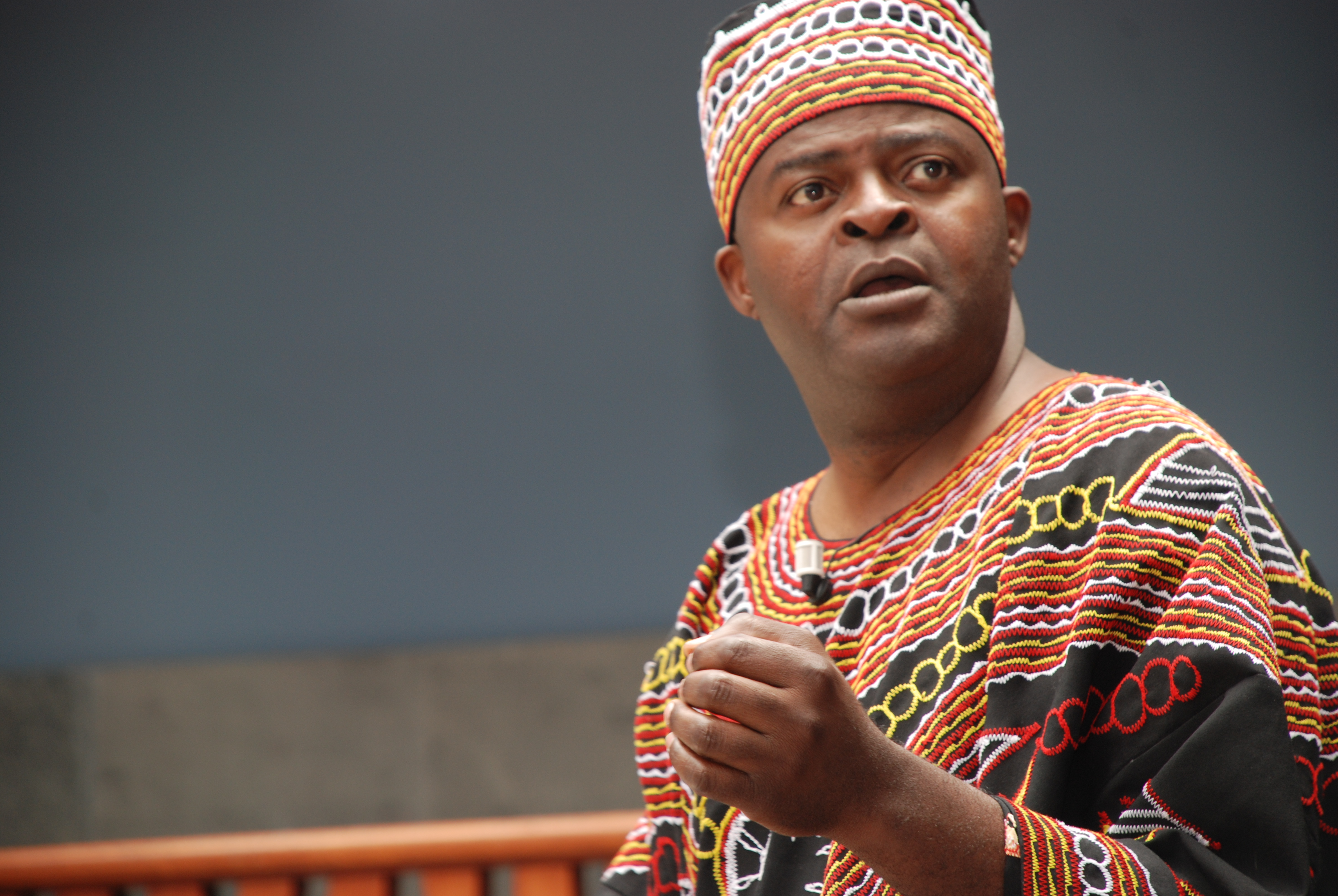 26. Actuación de Boniface Ofogo en Cuentos y leyendas de África -Camerún-