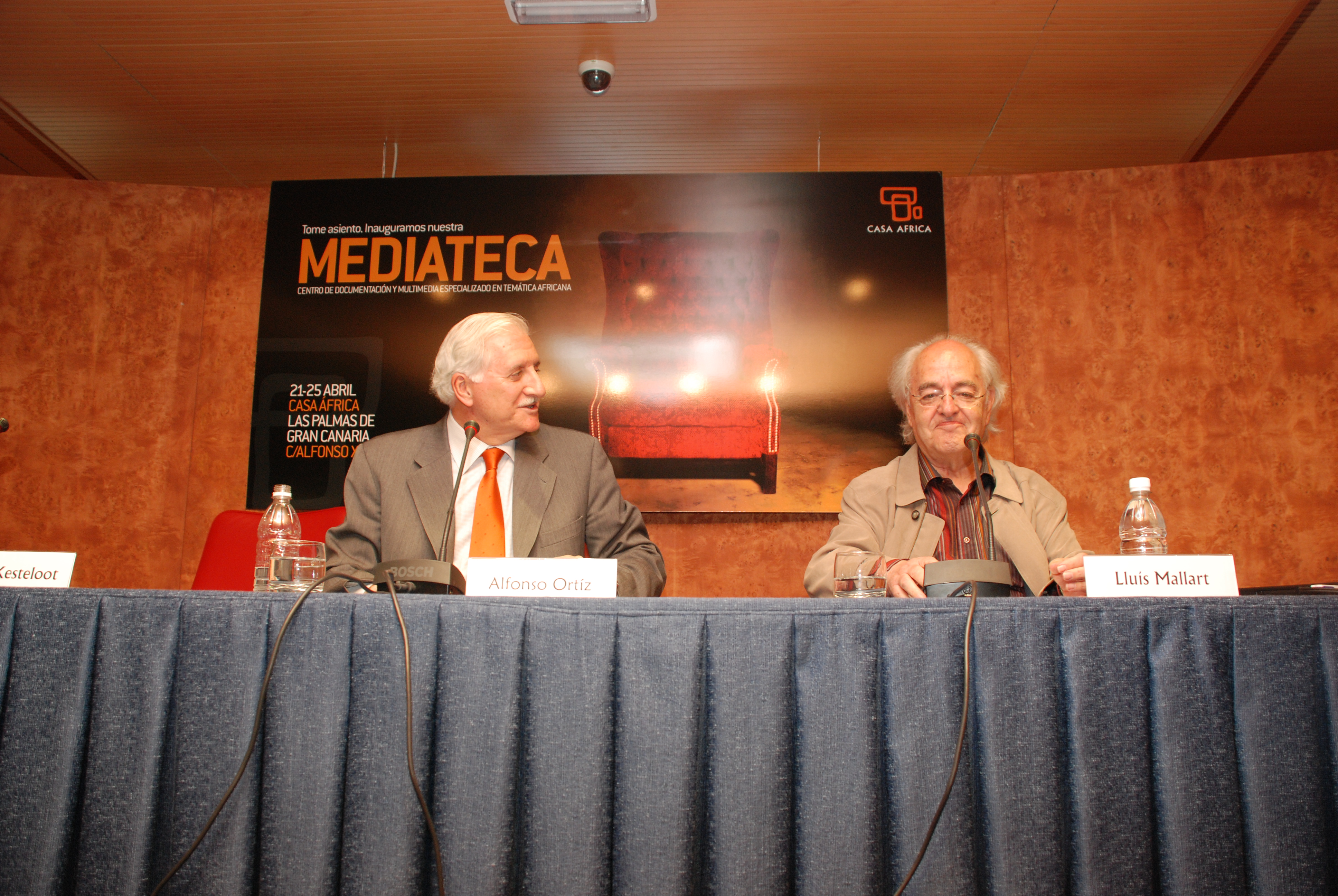 1. Mesa de presentación de izq. a dere.: D. Alfonso Ortiz, Director General de Casa África y Lluís Mallart, antropólogo y experto en tradición oral de Camerún