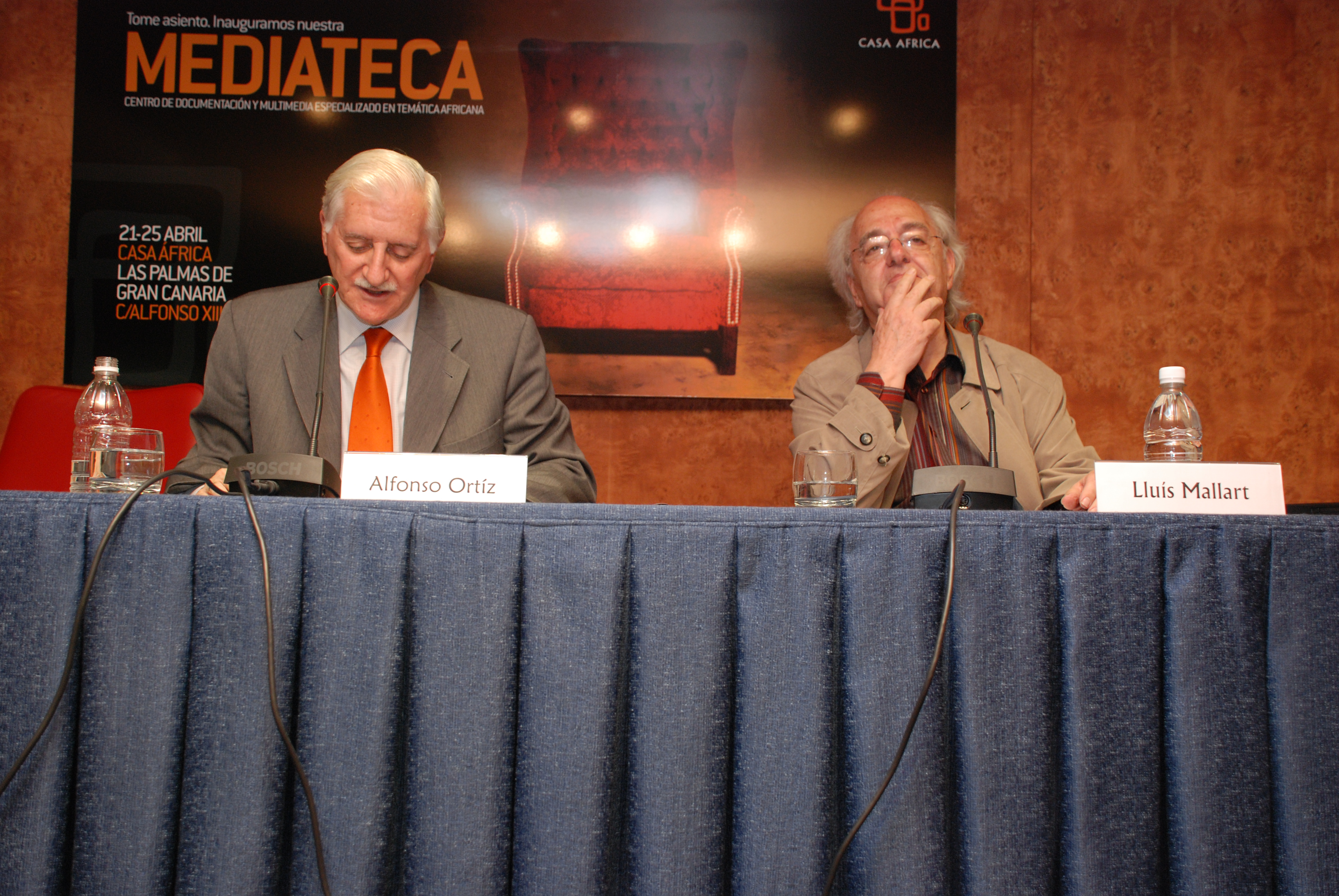2. Mesa de presentación de izq. a dere.: D. Alfonso Ortiz, Director General de Casa África y Lluís Mallart, antropólogo y experto en tradición oral de Camerún
