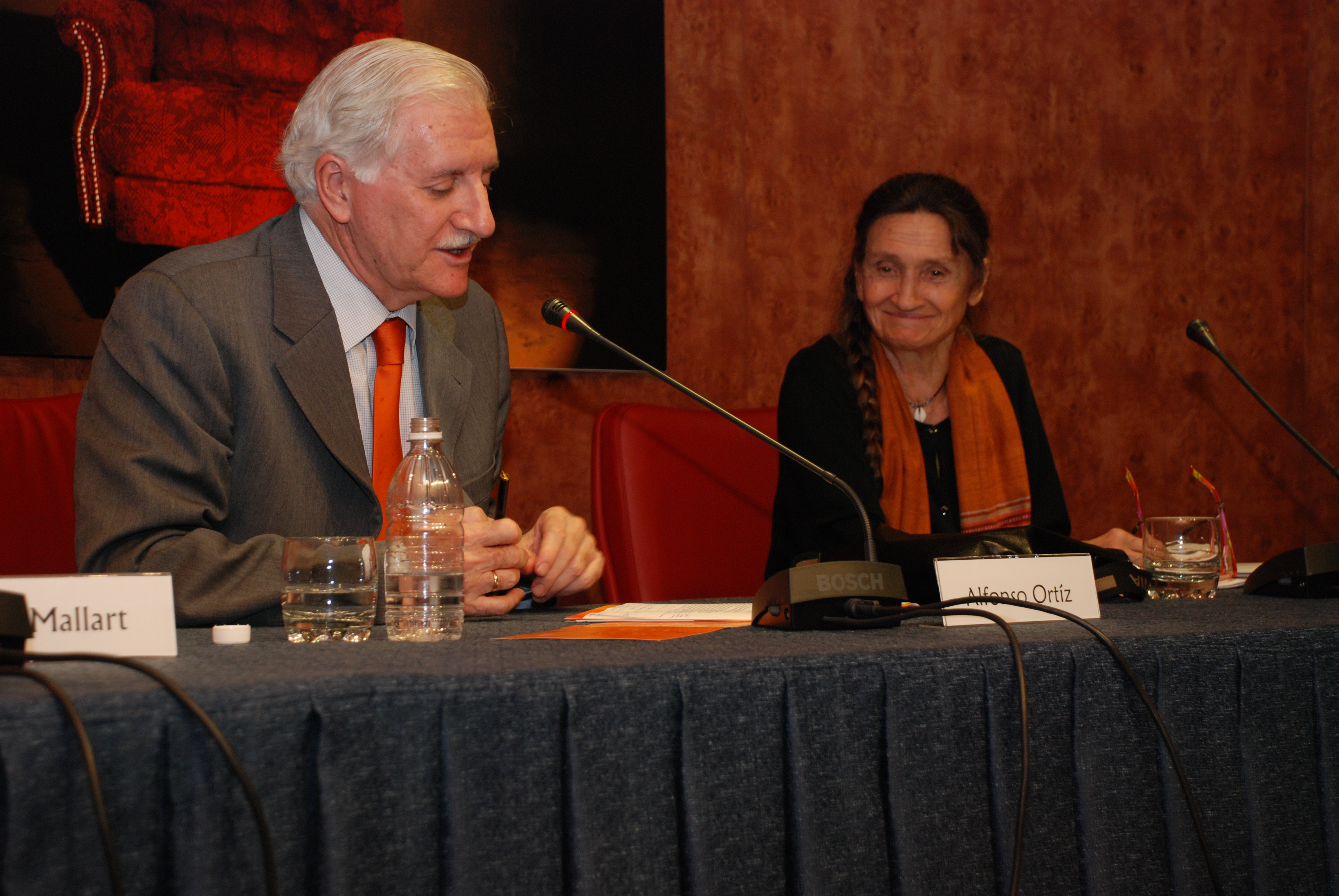 5. Mesa de presentación de izq. a dere.: D. Alfonso Ortiz, Director General de Casa África y Lilyan Kestellot, experta en tradición oral de Senegal