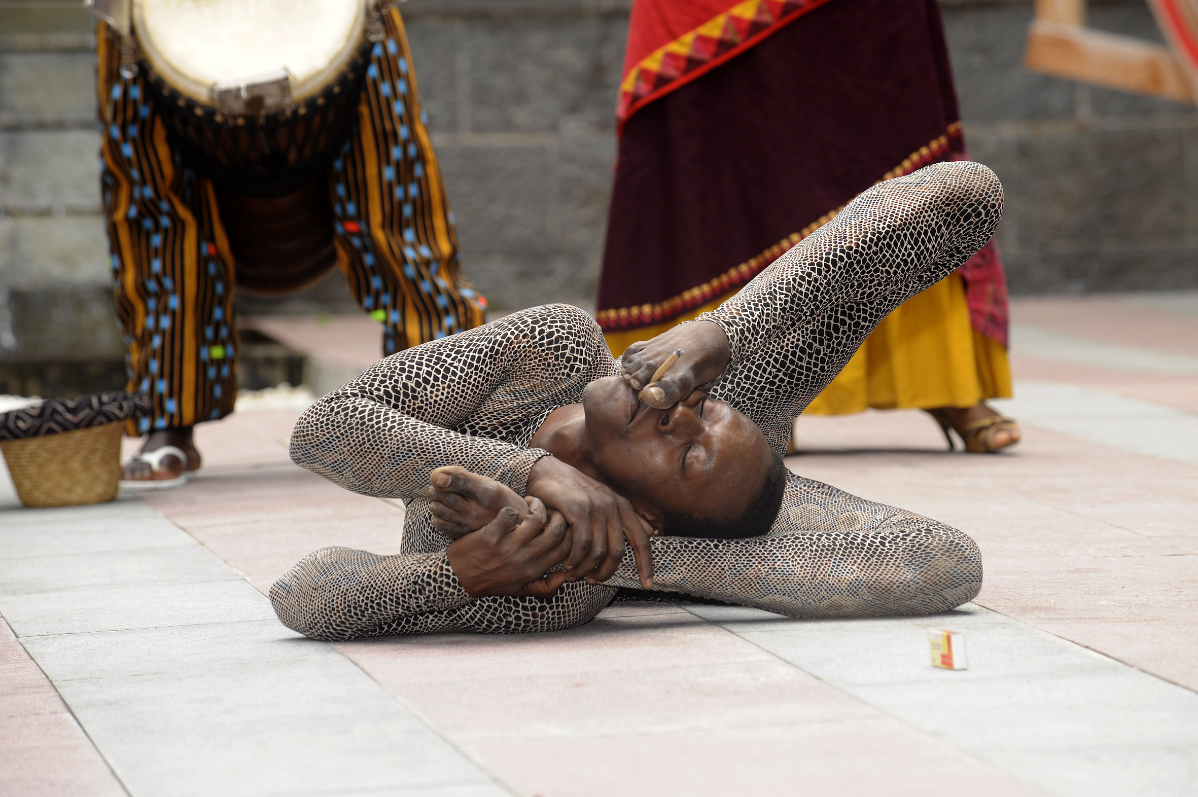 1. Actuación de Madre Circo en el patio de Casa África