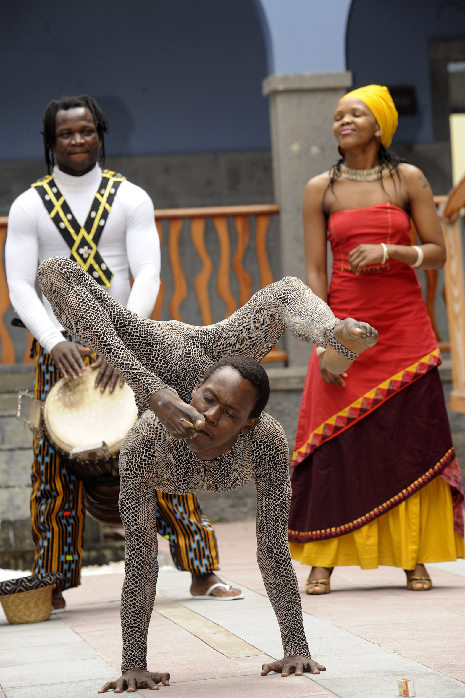 2. Actuación de Madre Circo en el patio de Casa África