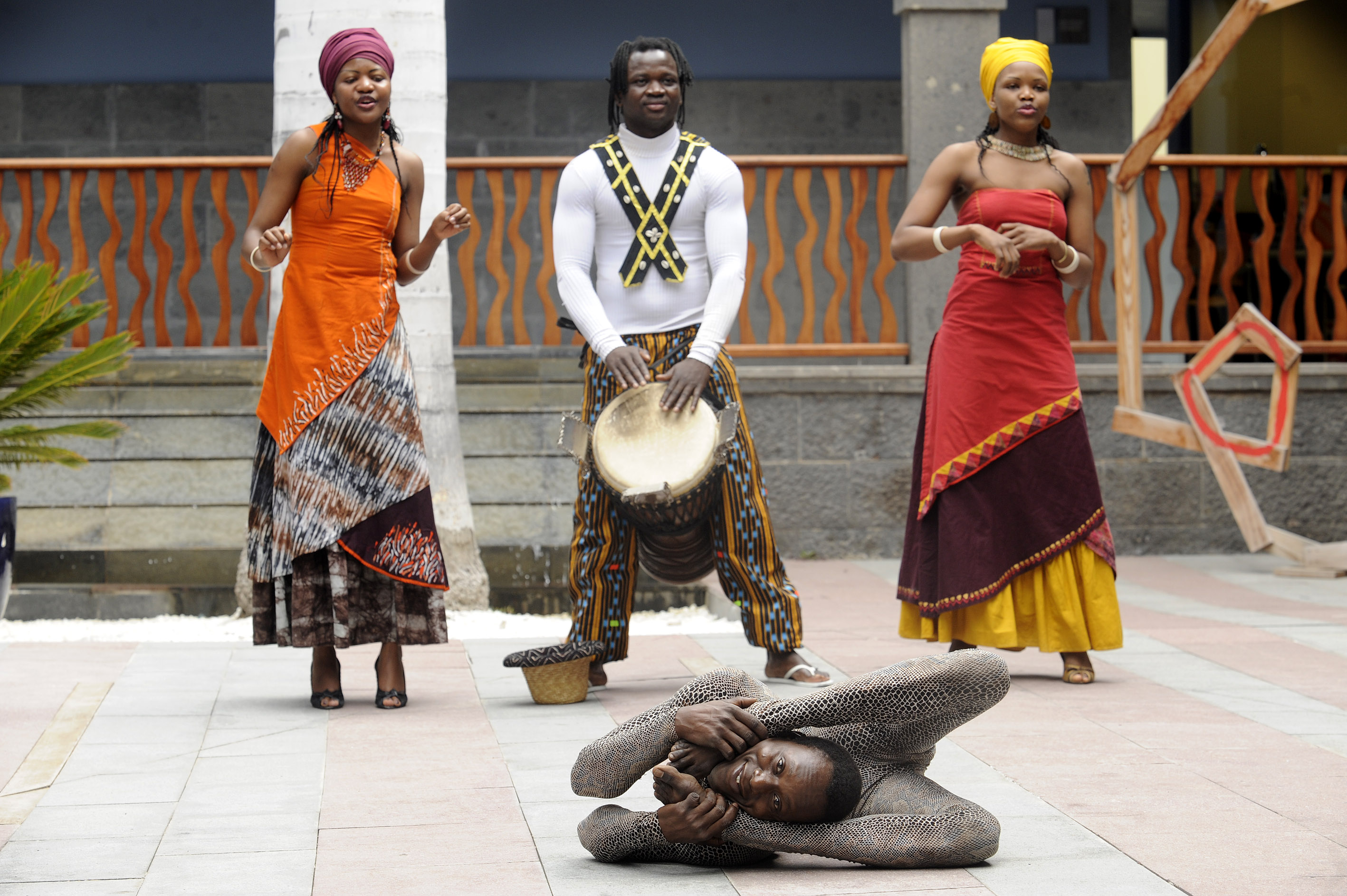 3. Actuación de Madre Circo en el patio de Casa África