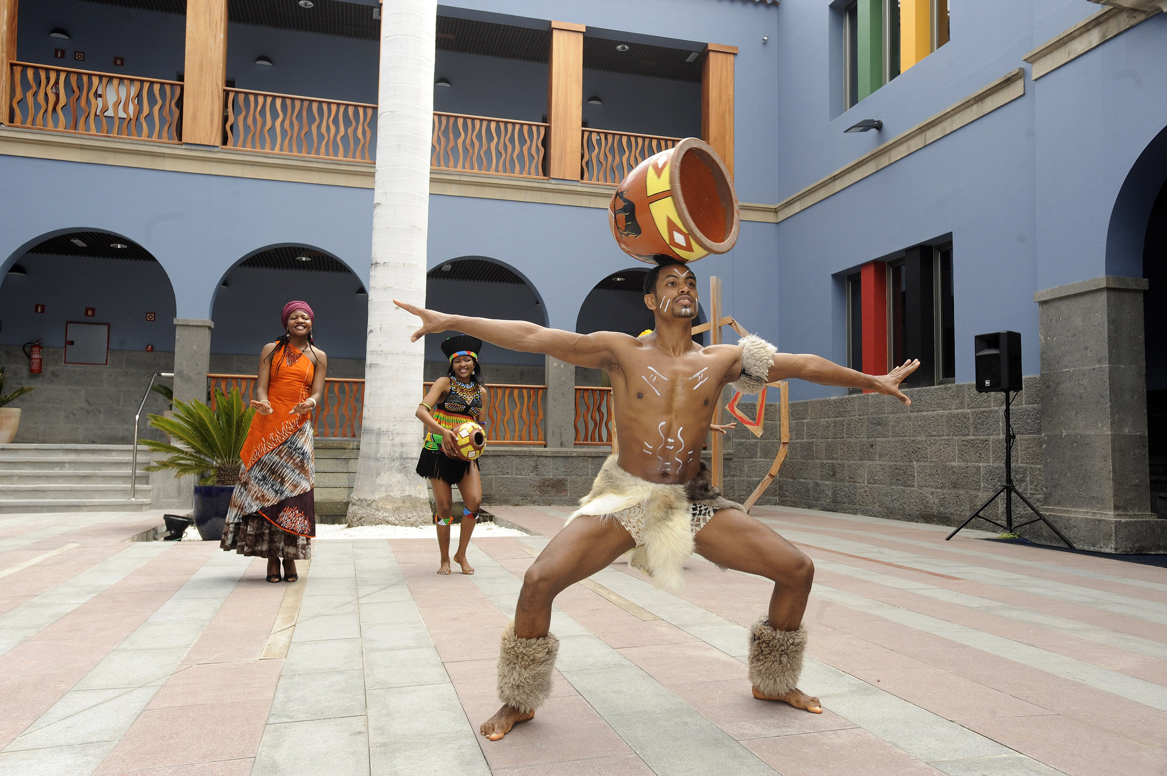 4. Actuación de Madre Circo en el patio de Casa África