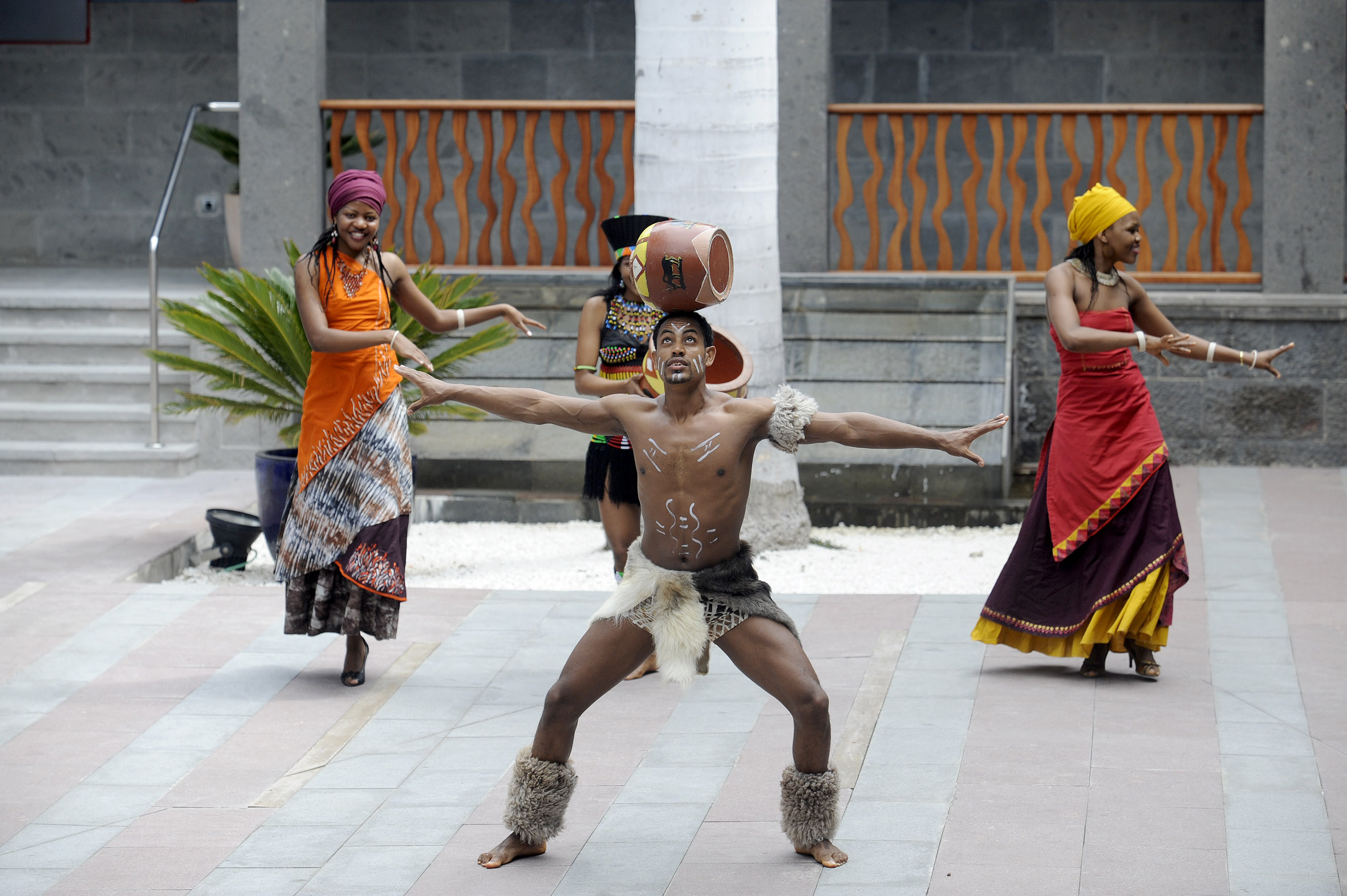 5. Actuación de Madre Circo en el patio de Casa África