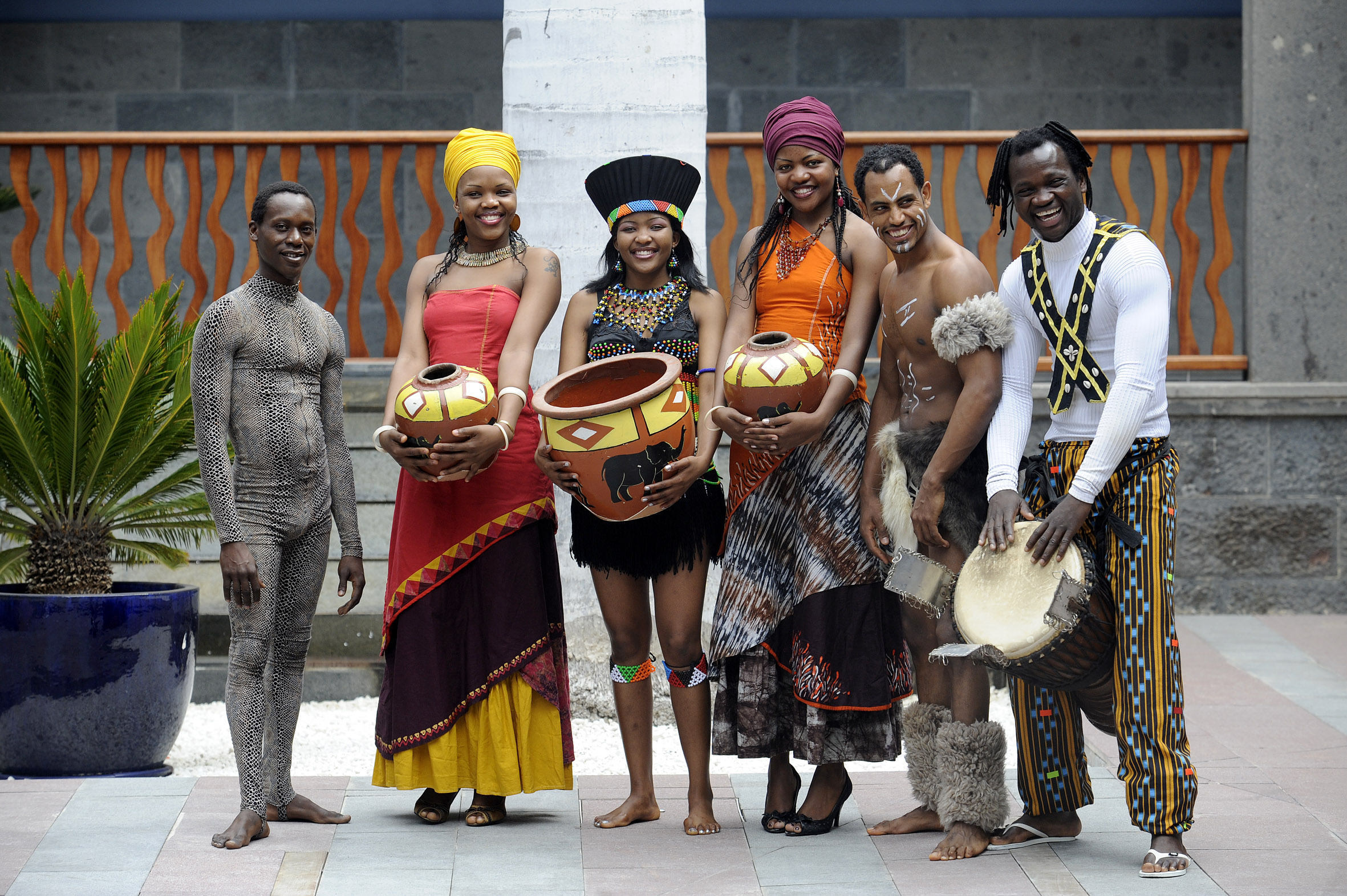 6. Miembros de Madre Circo en el patio de Casa África