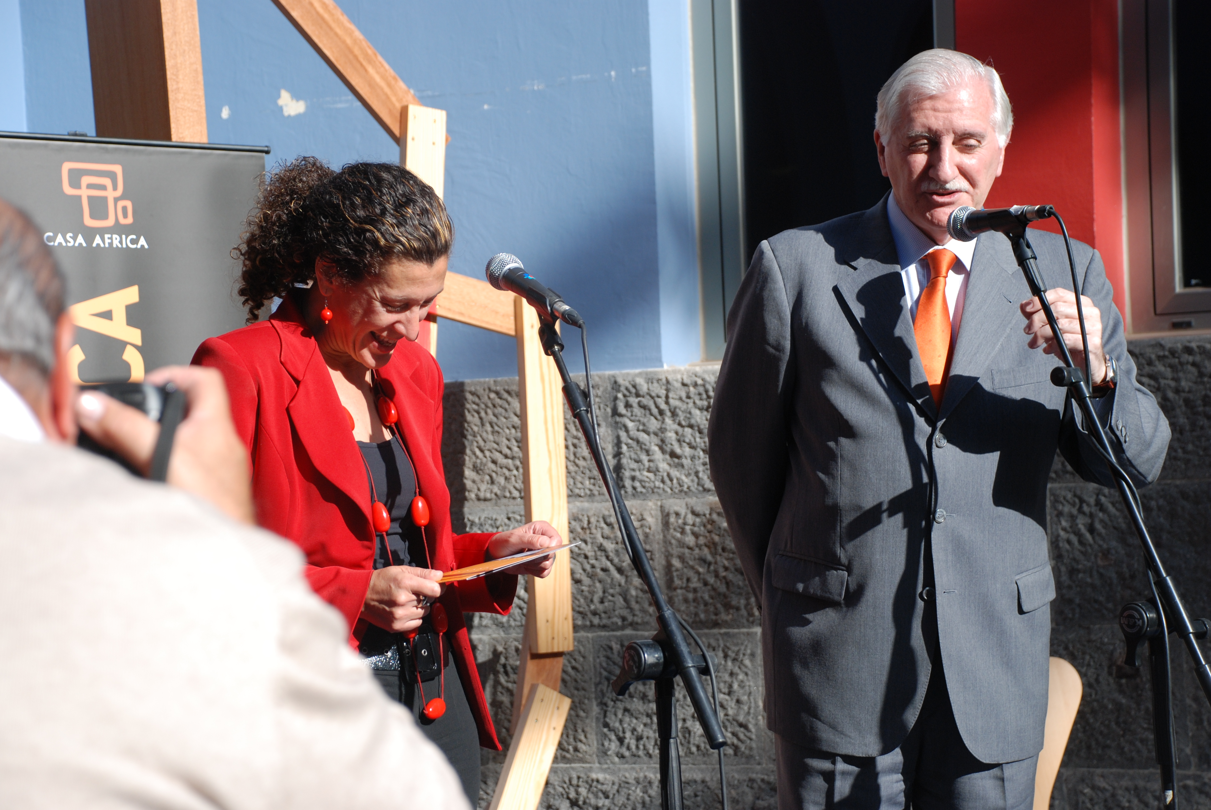 1. Acto inaugural: presenta D. Alfonso Ortiz -Director General de Casa África- y Dª Milagros Luis Brito -Consejera de Educación, Cultura, Universidades y Deportes del Gobierno de Canarias-