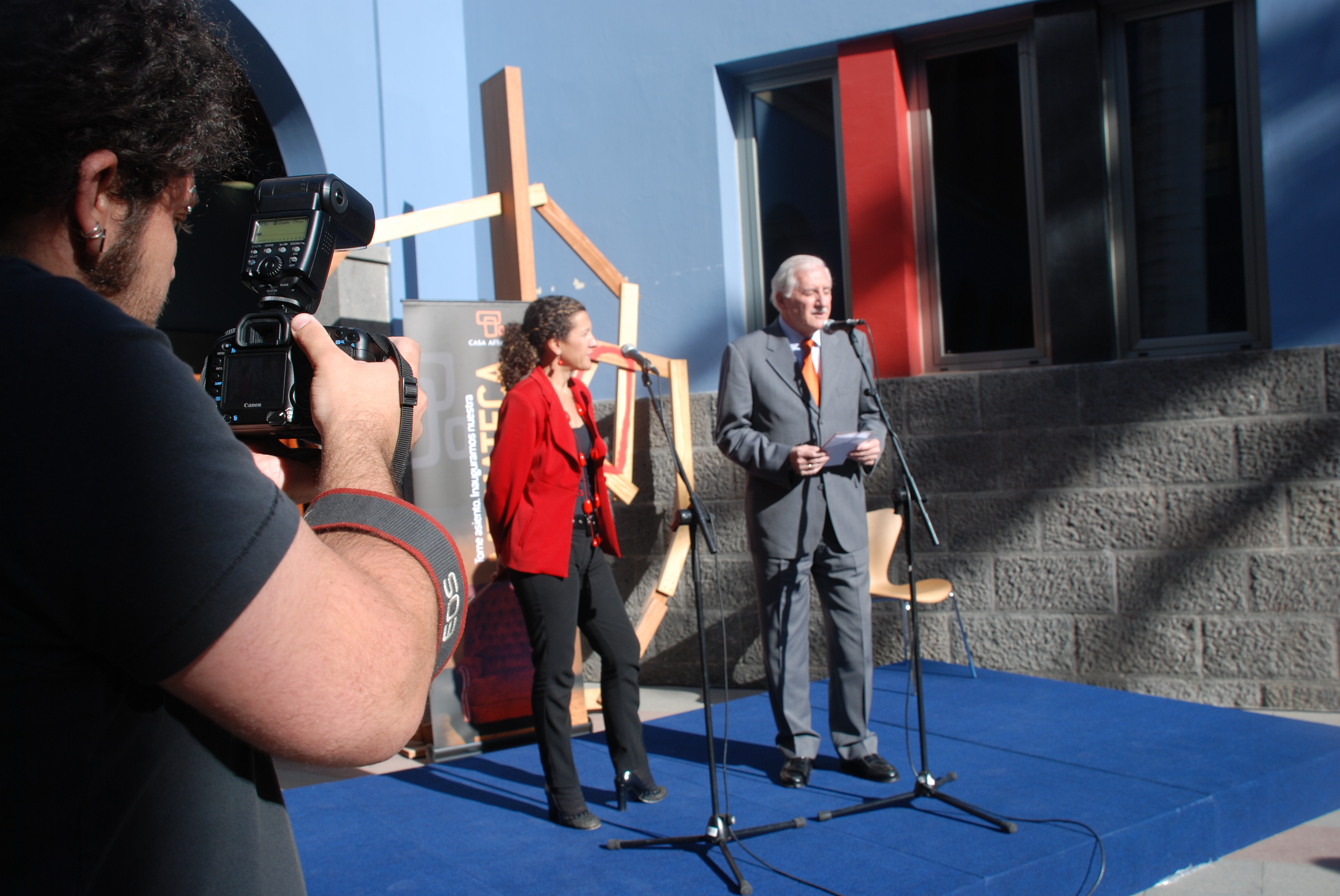2. Acto inaugural: presenta D. Alfonso Ortiz -Director General de Casa África- y Dª Milagros Luis Brito -Consejera de Educación, Cultura, Universidades y Deportes del Gobierno de Canarias-